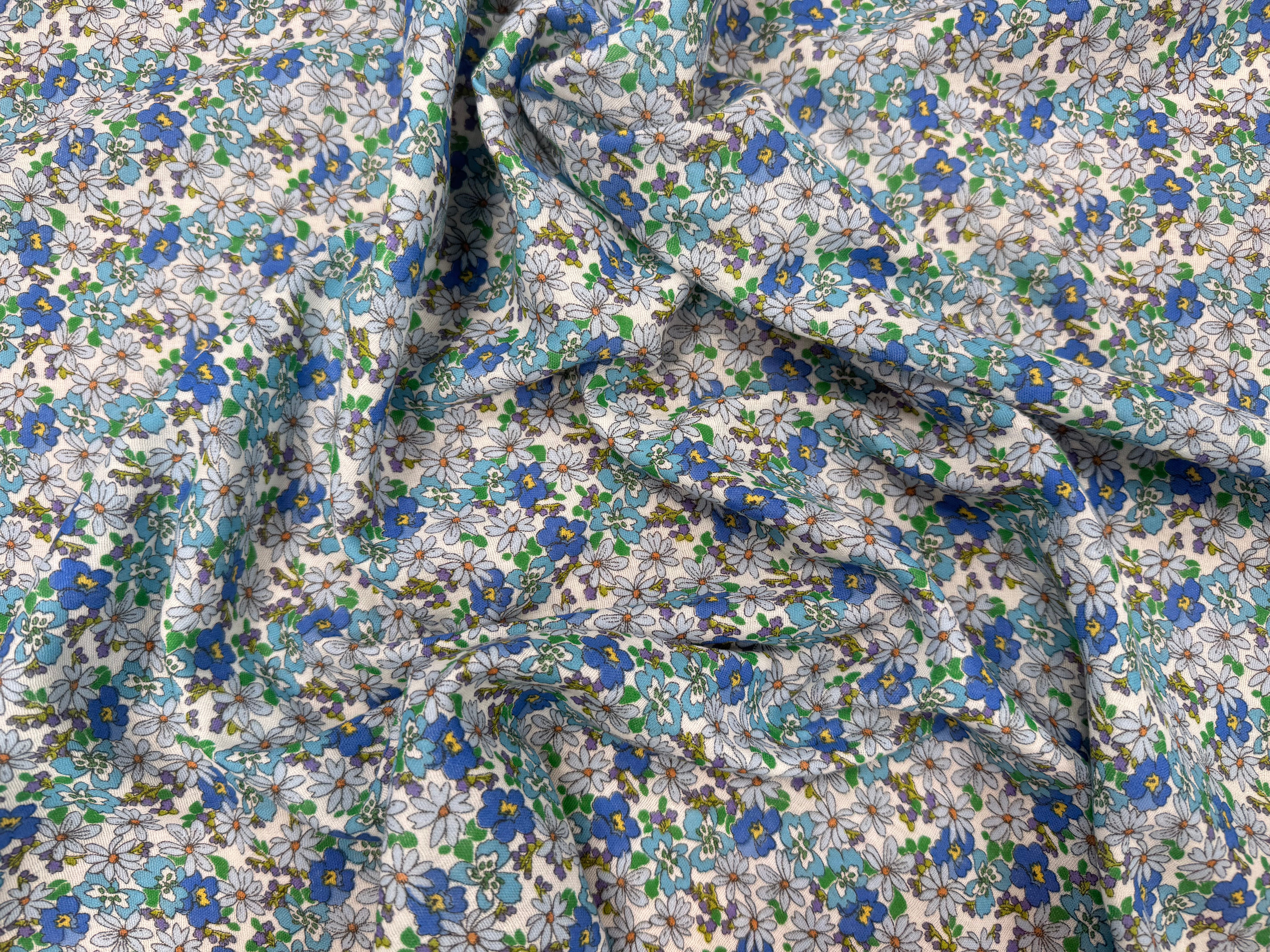 GAZE DE COTON FOND BLANC MOTIFS FLEURS PRINTEMPS BLEU ET VERT - My Little Coupon