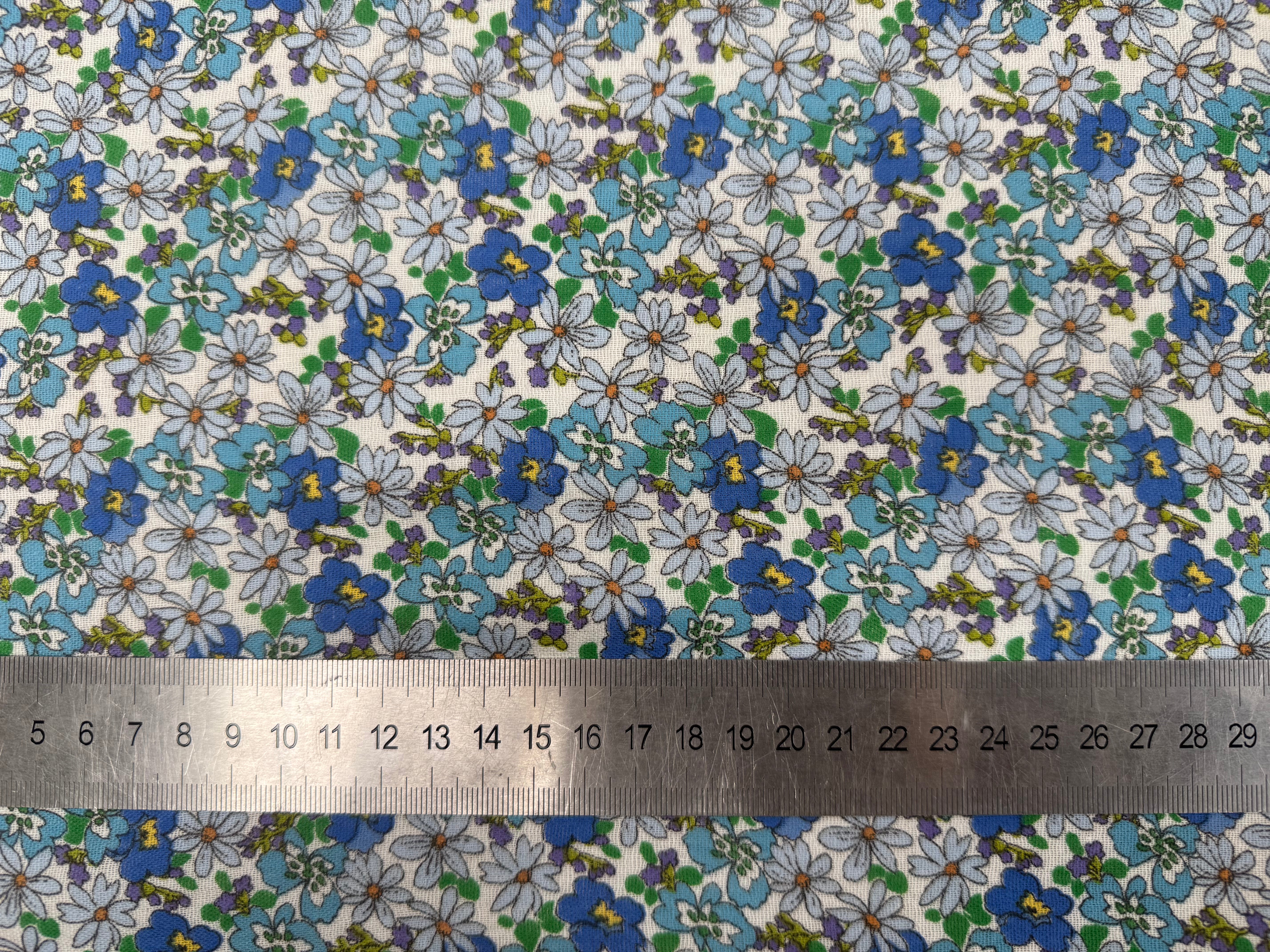 GAZE DE COTON FOND BLANC MOTIFS FLEURS PRINTEMPS BLEU ET VERT - My Little Coupon