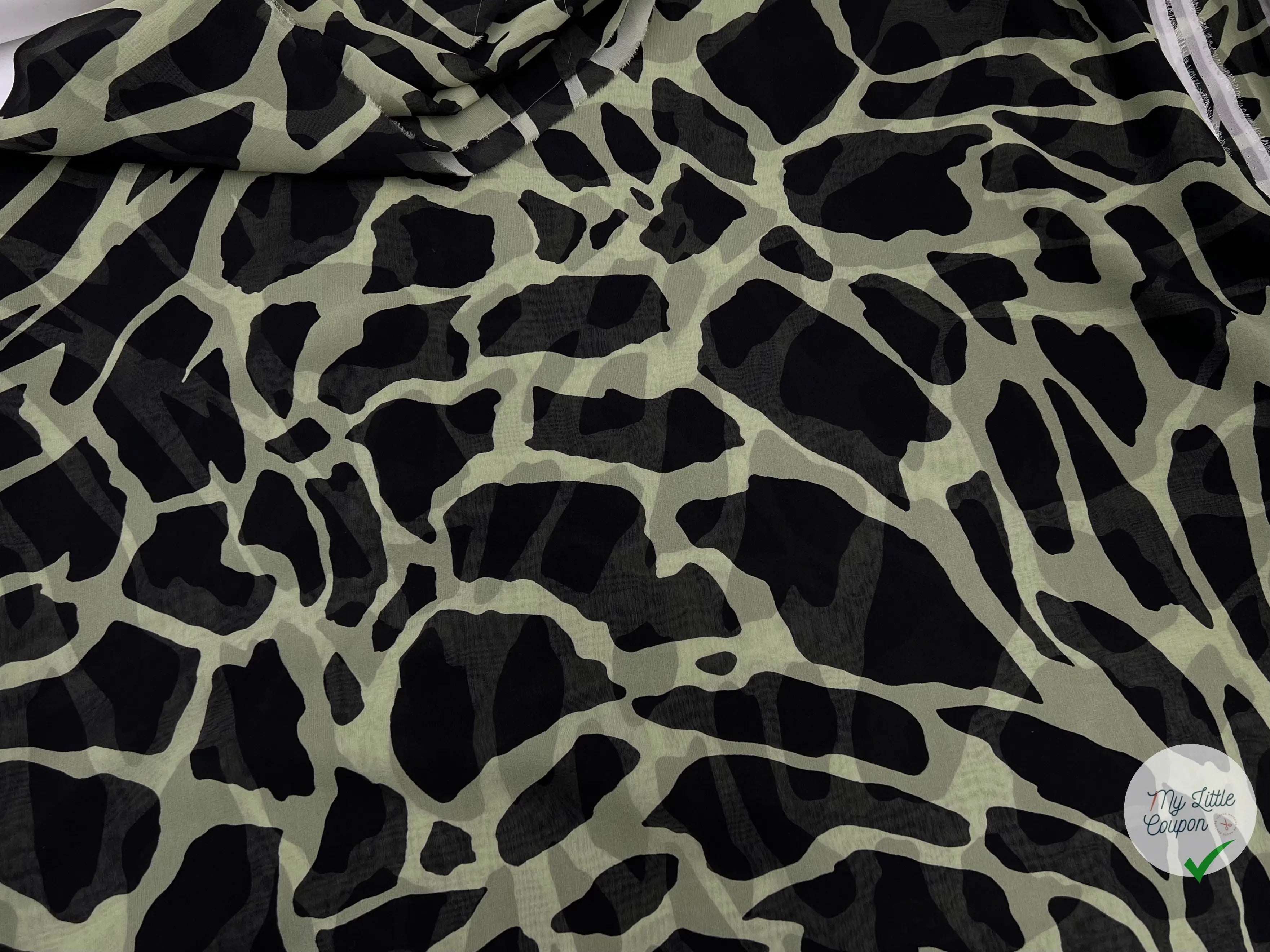 GEORGETTE DE SOIE IMPRIMÉ GIRAFE FOND VERT AMANDE - My Little Coupon - tissu - coudre