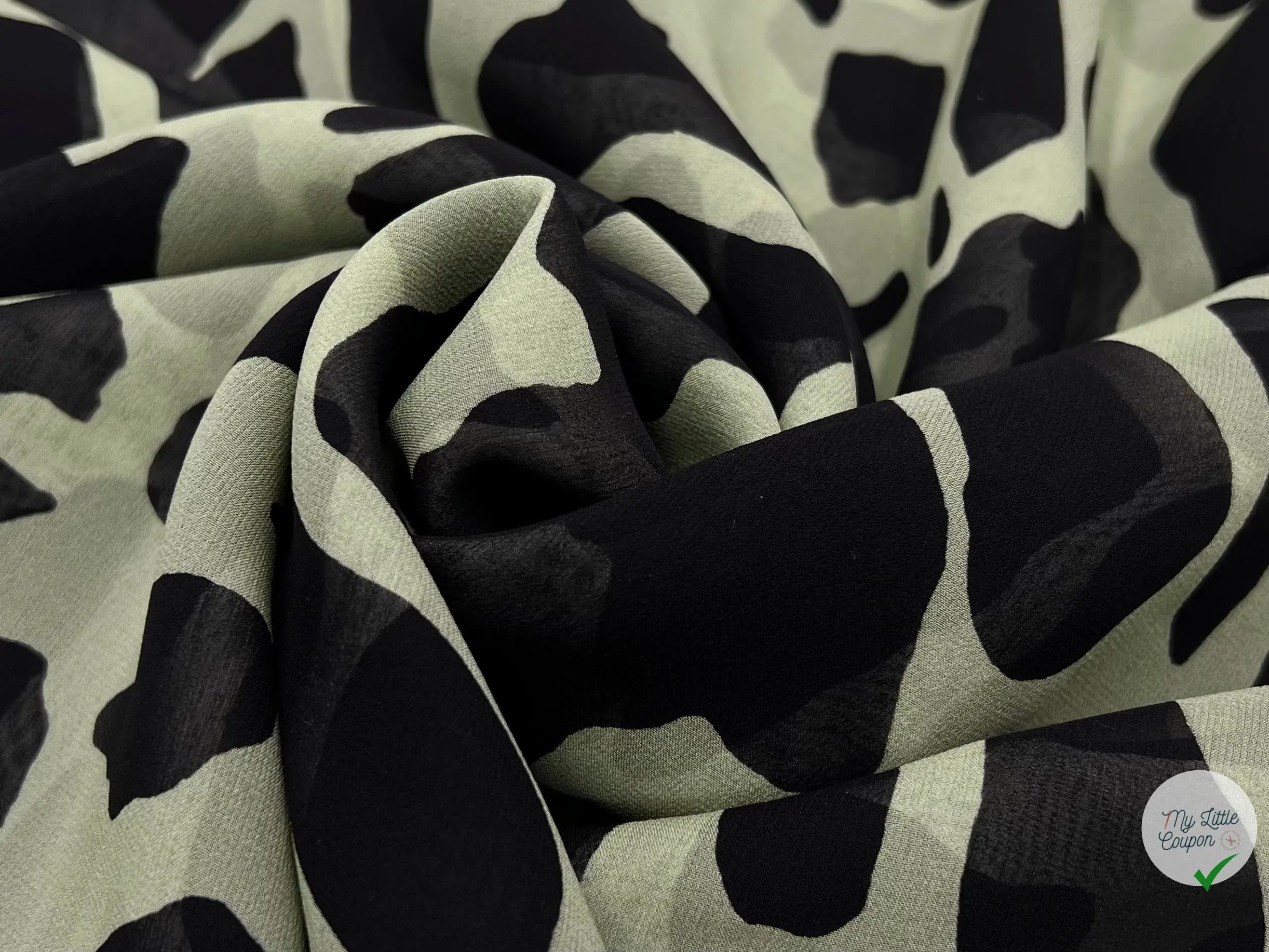 GEORGETTE DE SOIE IMPRIMÉ GIRAFE FOND VERT AMANDE - My Little Coupon - tissu - coudre