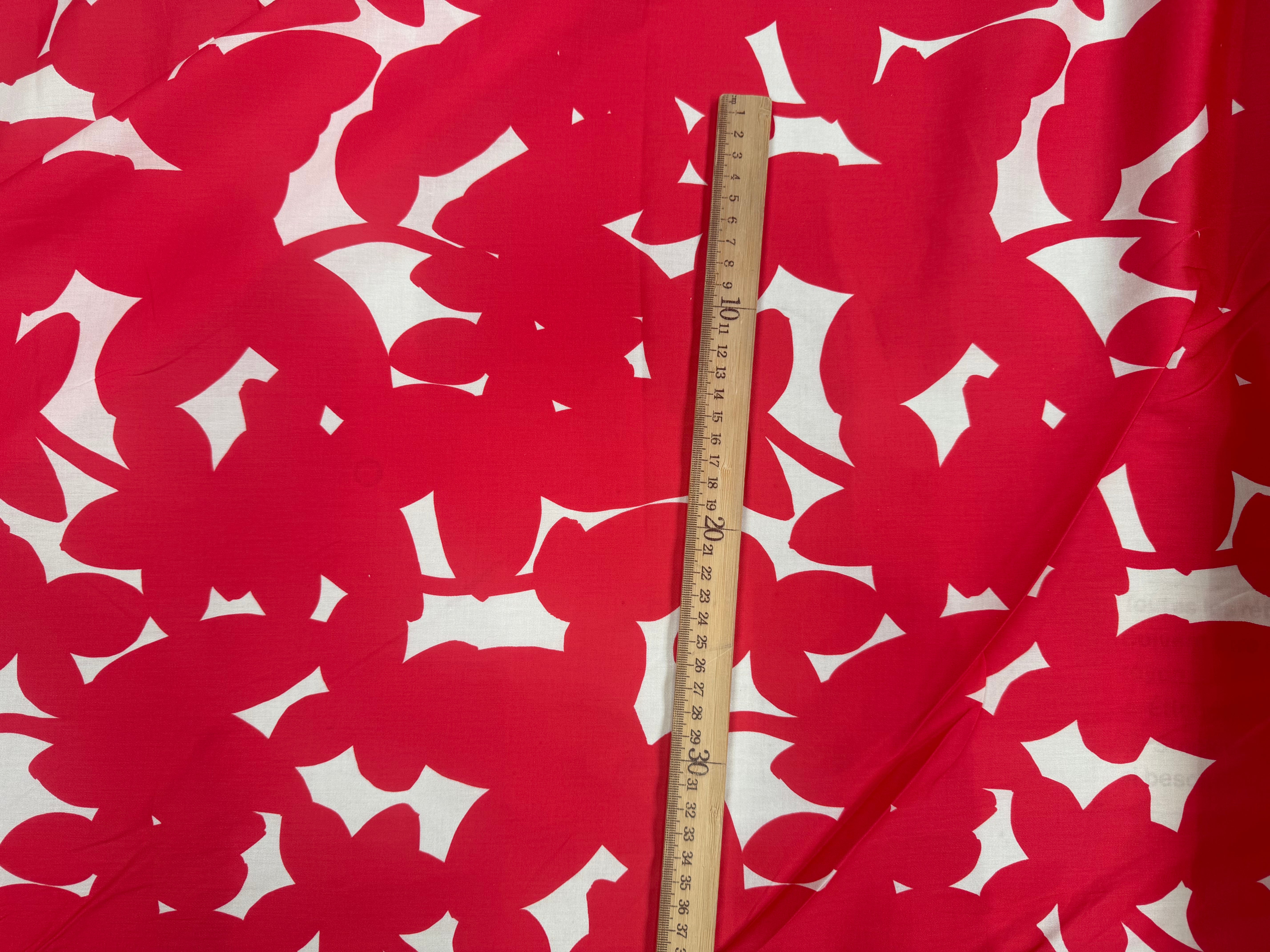 Détail du motif graphique ombres rouge sur coton