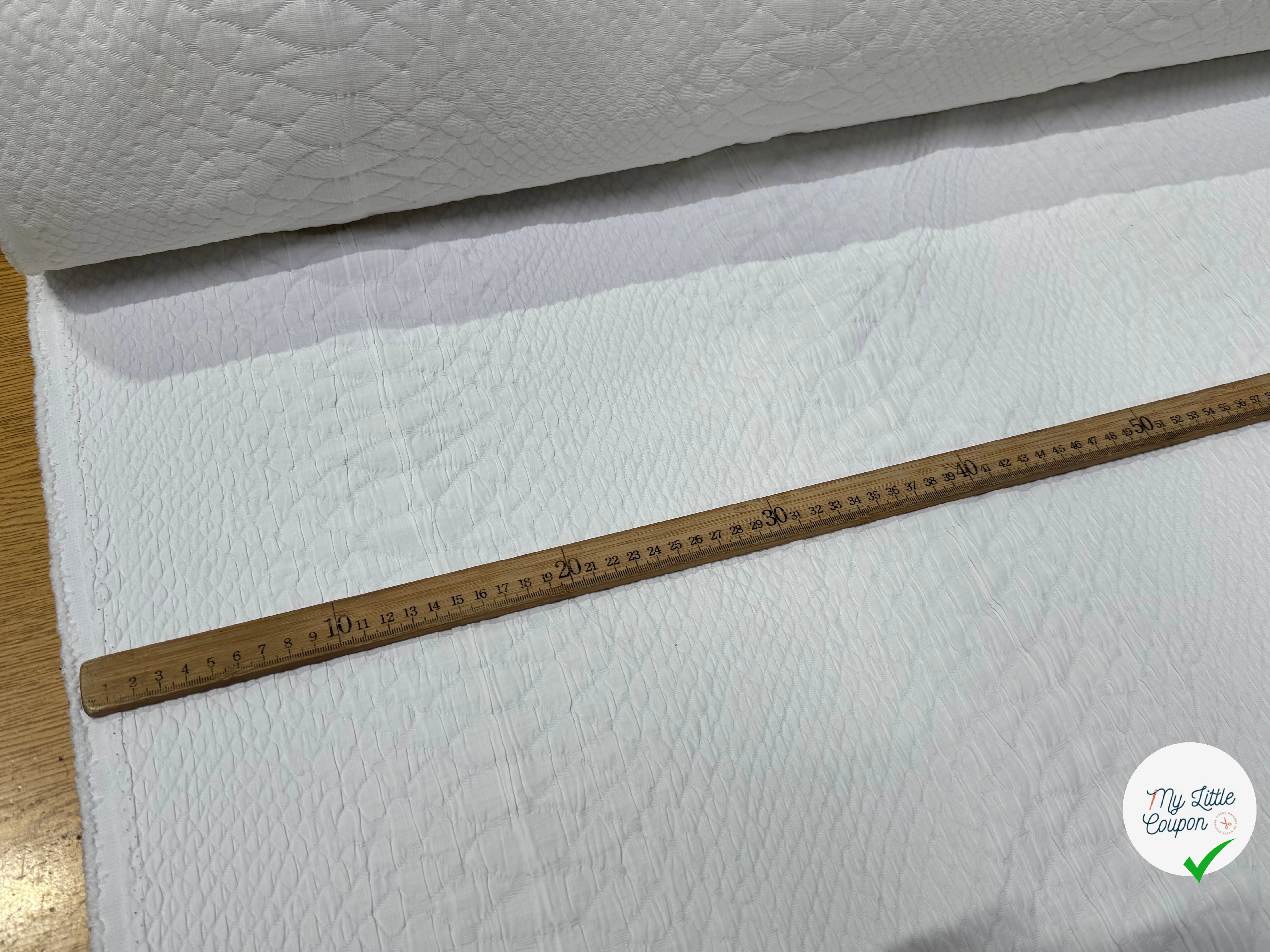 JACQUARD 60% ACETATE 31% POLYAMIDE 9% VISCOSE MOTIF LOSANGE BLANC - My Little Coupon