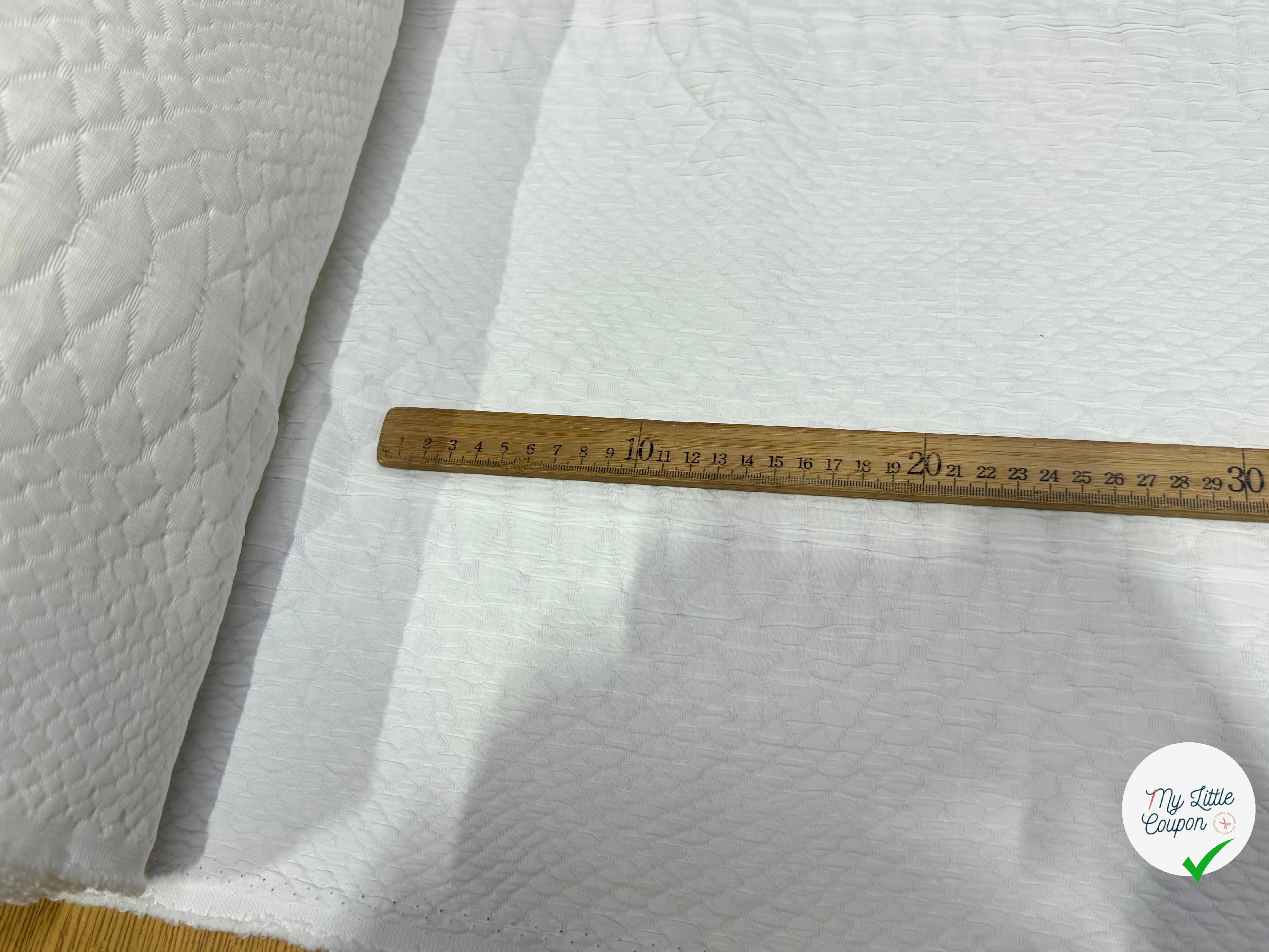 JACQUARD 60% ACETATE 31% POLYAMIDE 9% VISCOSE MOTIF LOSANGE BLANC - My Little Coupon