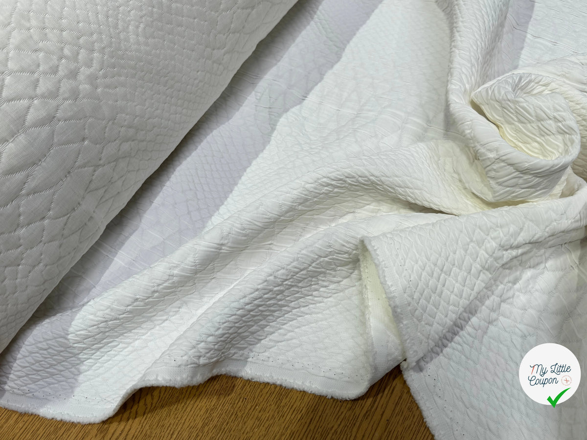 JACQUARD 60% ACETATE 31% POLYAMIDE 9% VISCOSE MOTIF LOSANGE BLANC - My Little Coupon