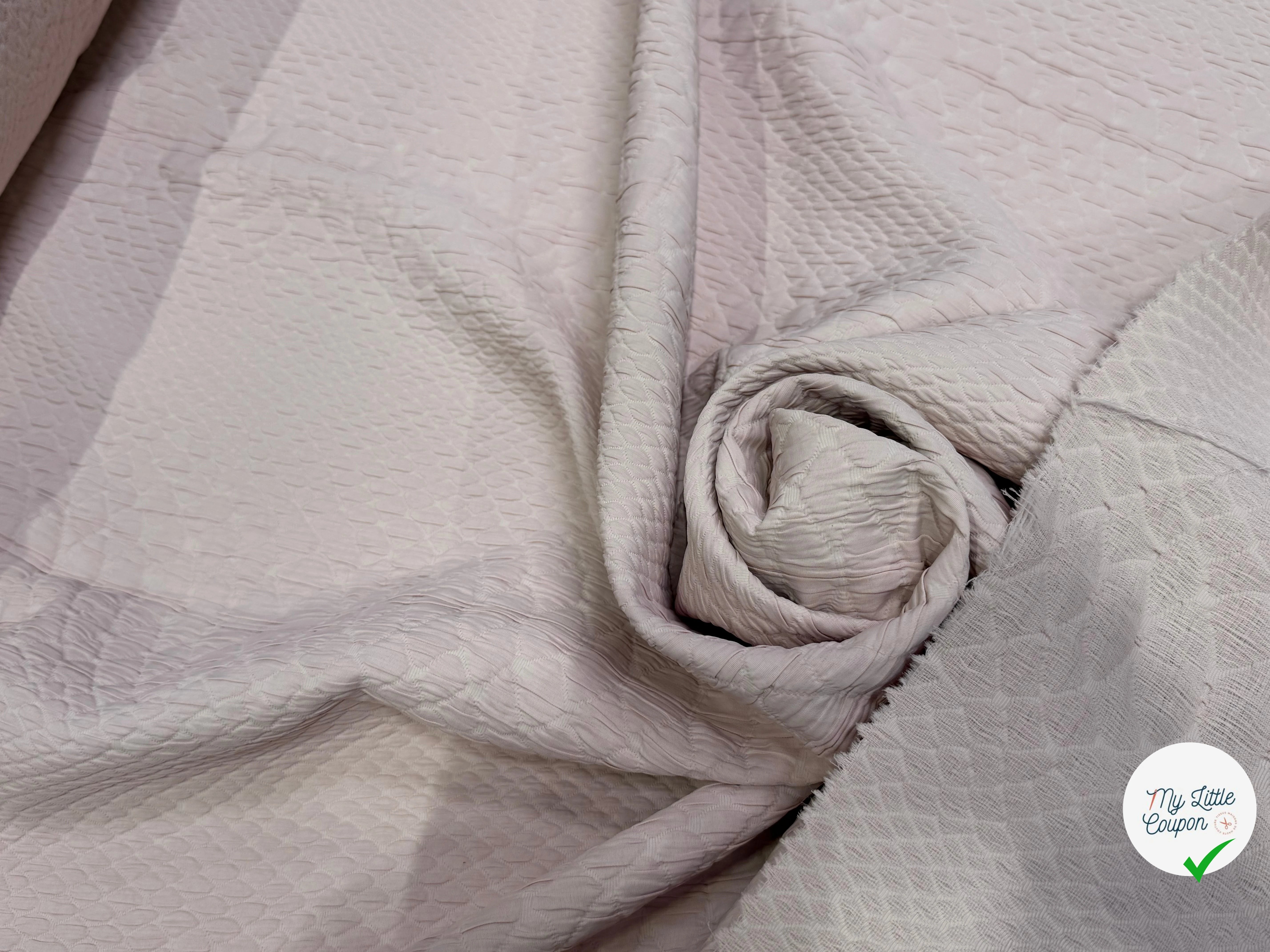 JACQUARD 60% ACETATE 31% POLYAMIDE 9% VISCOSE MOTIF LOSANGE ROSE PALE - My Little Coupon