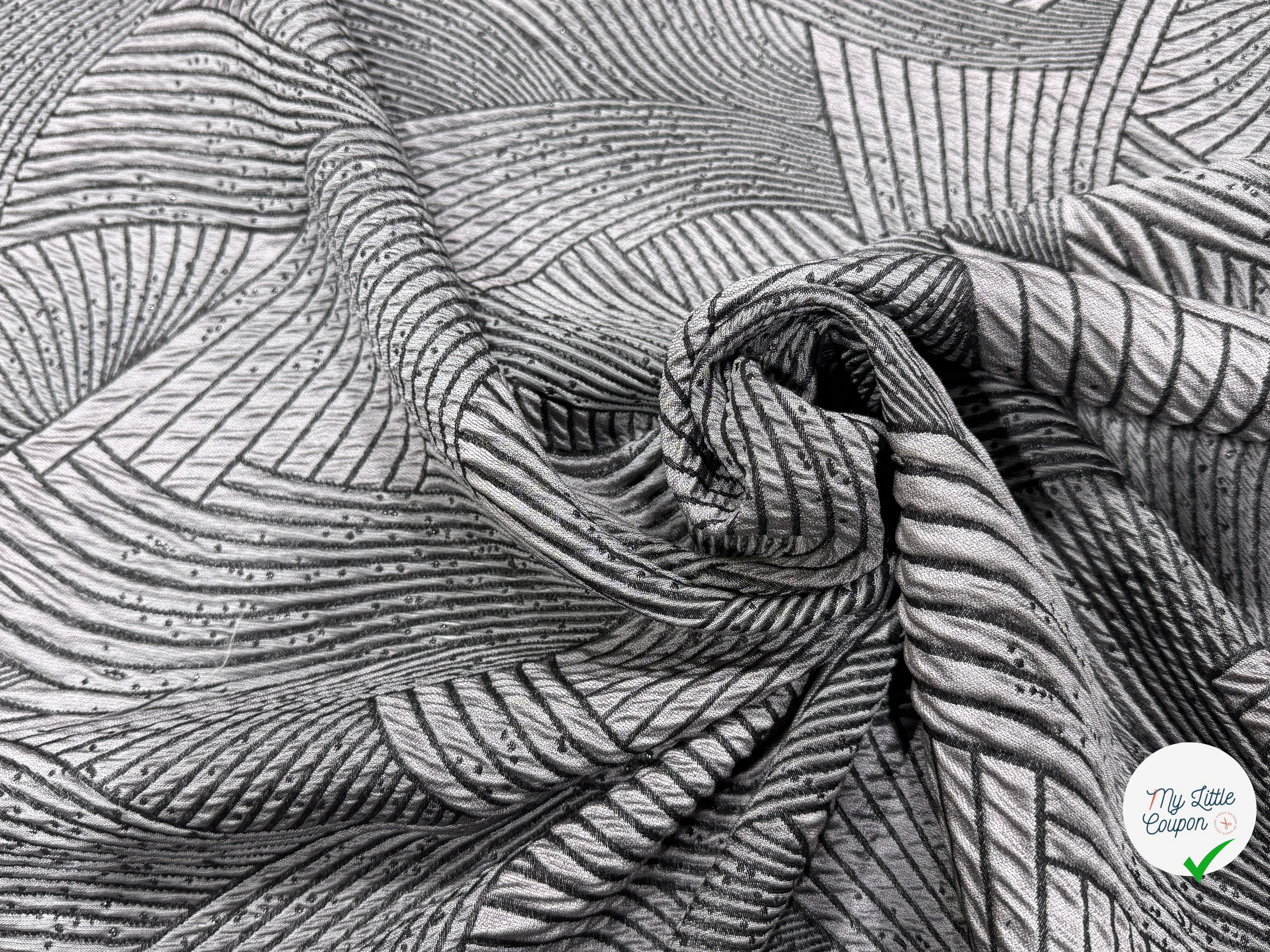 JACQUARD CLOQUÉ MOTIF ABSTRAIT GRIS MARRON ET NOIR - My Little Coupon