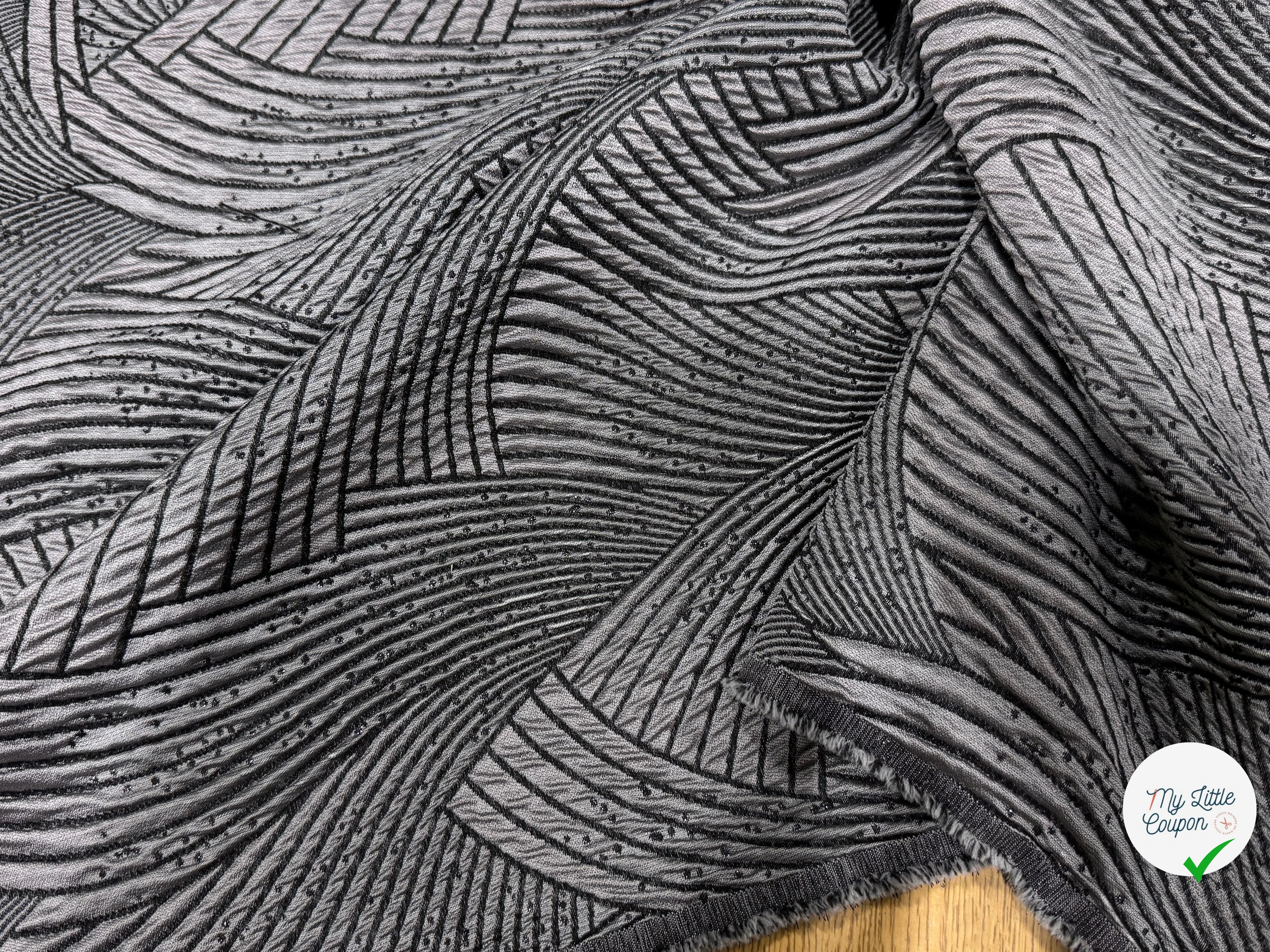 JACQUARD CLOQUÉ MOTIF ABSTRAIT GRIS MARRON ET NOIR - My Little Coupon