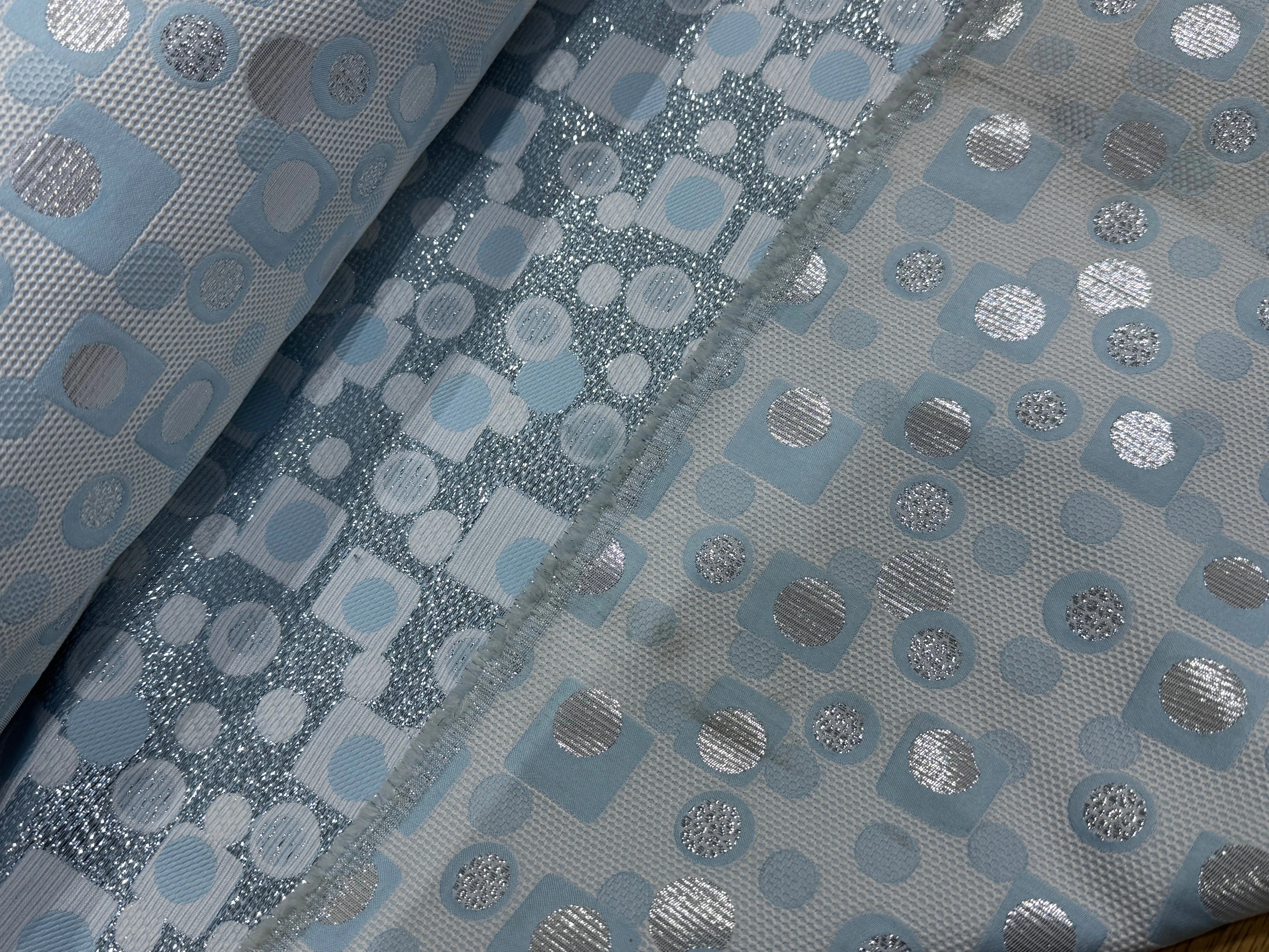 JACQUARD MÉTALLISÉ MOTIFS CIRCULAIRES ET GÉOMÉTRIQUES ARGENT FOND BLEU CIEL VERT D'EAU - My Little Coupon