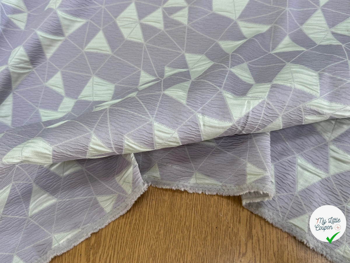 JACQUARD POLYVISCOSE CLOQUÉ MOTIFS GÉOMÉTRIQUES BLANC CASSÉ ET LAVANDE - My Little Coupon