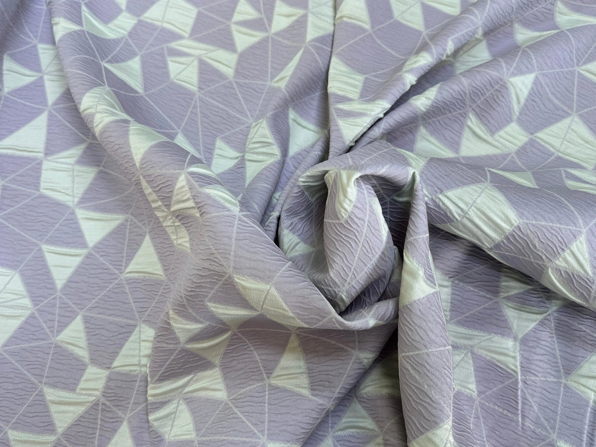 JACQUARD POLYVISCOSE CLOQUÉ MOTIFS GÉOMÉTRIQUES BLANC CASSÉ ET LAVANDE - My Little Coupon