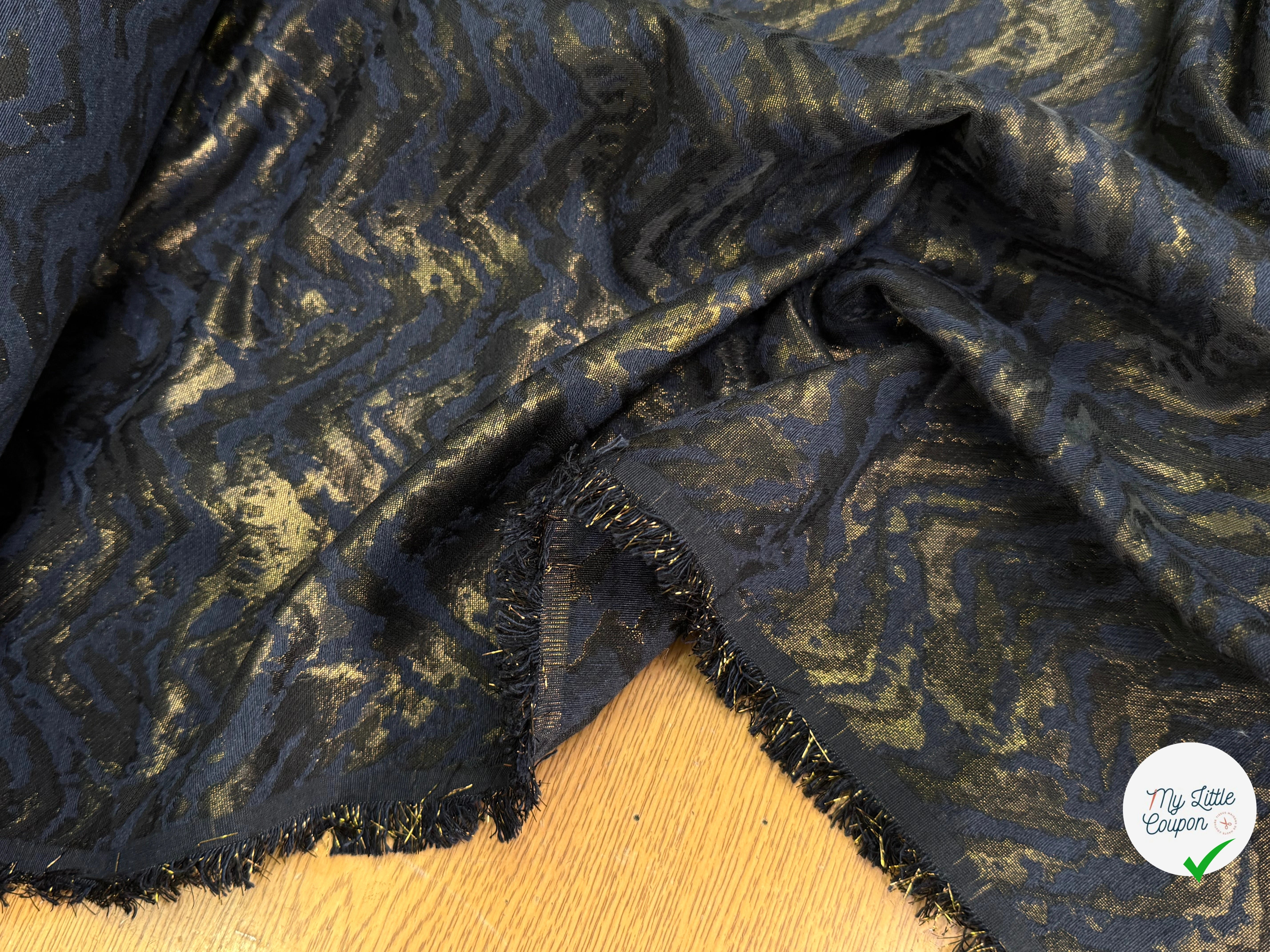 JACQUARD SATINÉ MÉTALLISÉ ZIGZAG SERPENTIN OR ET MARINE ULTRA BEAU - My Little Coupon