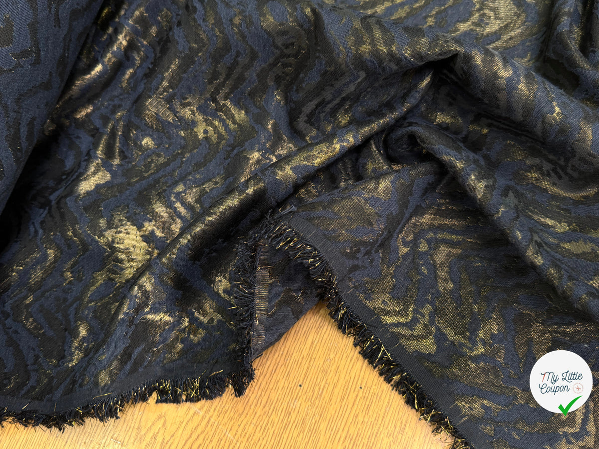 JACQUARD SATINÉ MÉTALLISÉ ZIGZAG SERPENTIN OR ET MARINE ULTRA BEAU - My Little Coupon