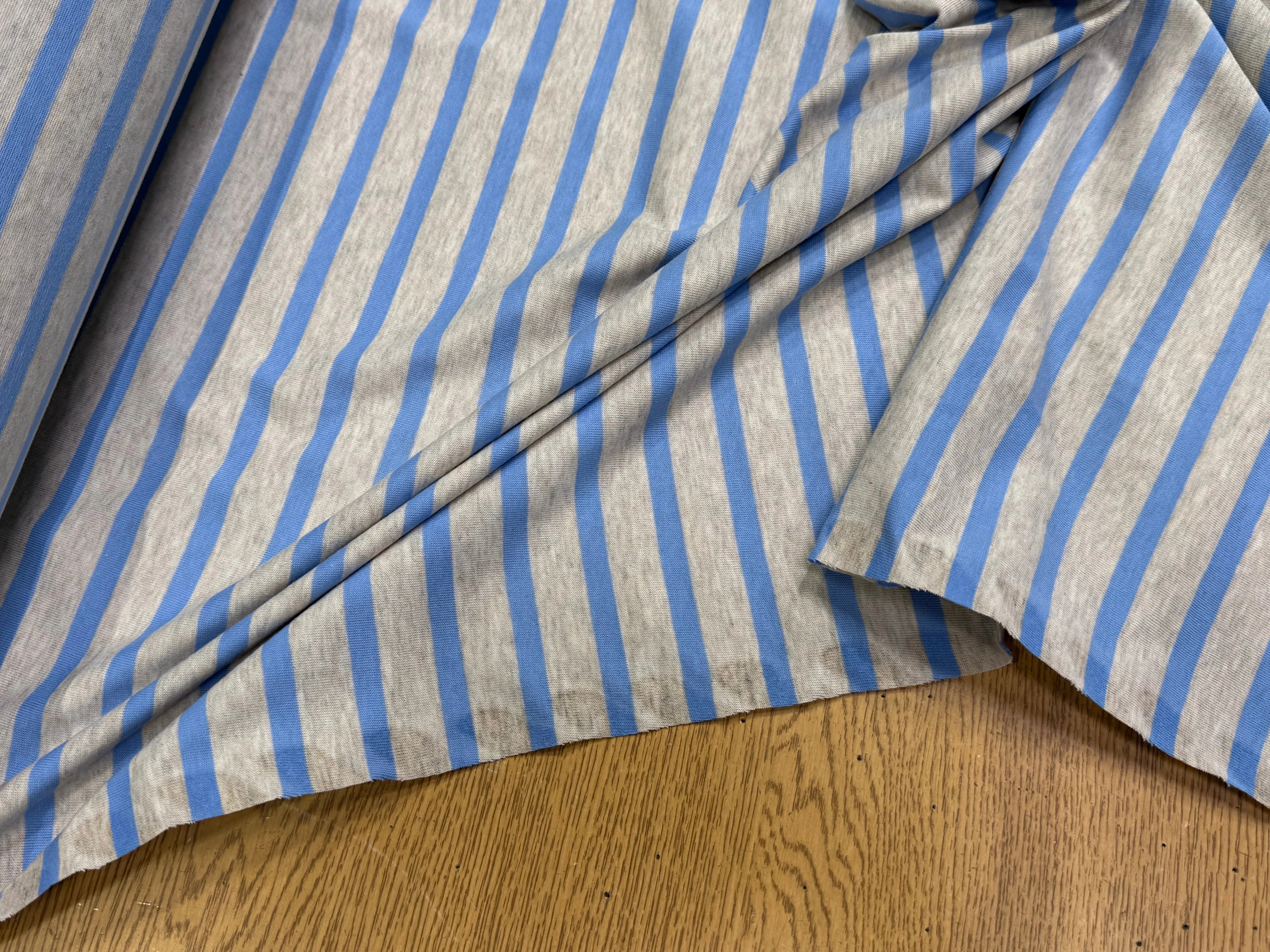 JERSEY DE COTON DOUX STRETCH RAYURES BLEU BÉBÉ ET GRIS FABRICATION RÉGION DE TROYES 🇫🇷 - My Little Coupon