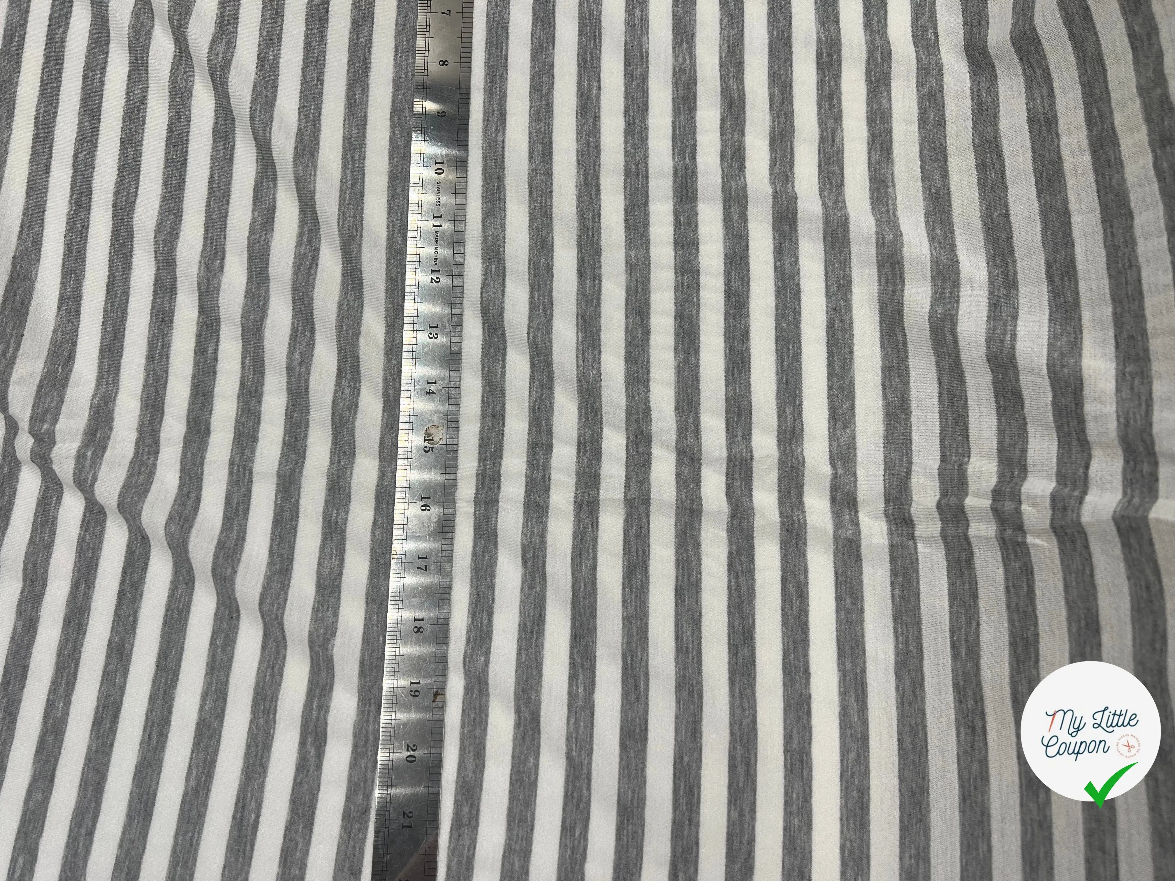 JERSEY DE COTON INDIGO RAYURES GRISES FOND ÉCRU - My Little Coupon