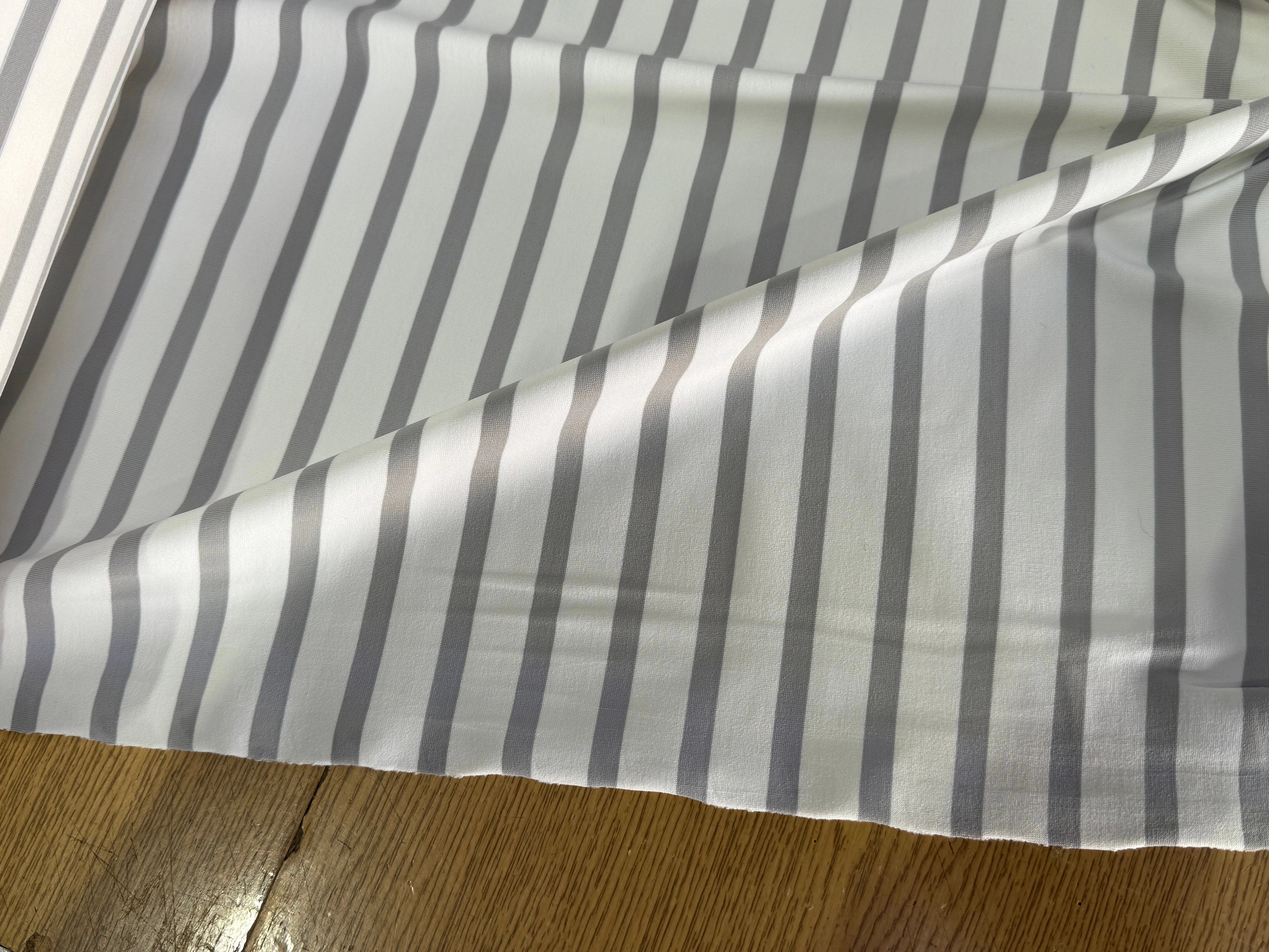 JERSEY PEAU DE PÊCHE ULTRA STRETCH RAYURES BLANC ET GRIS FABRICATION RÉGION DE TROYES 🇫🇷 - My Little Coupon