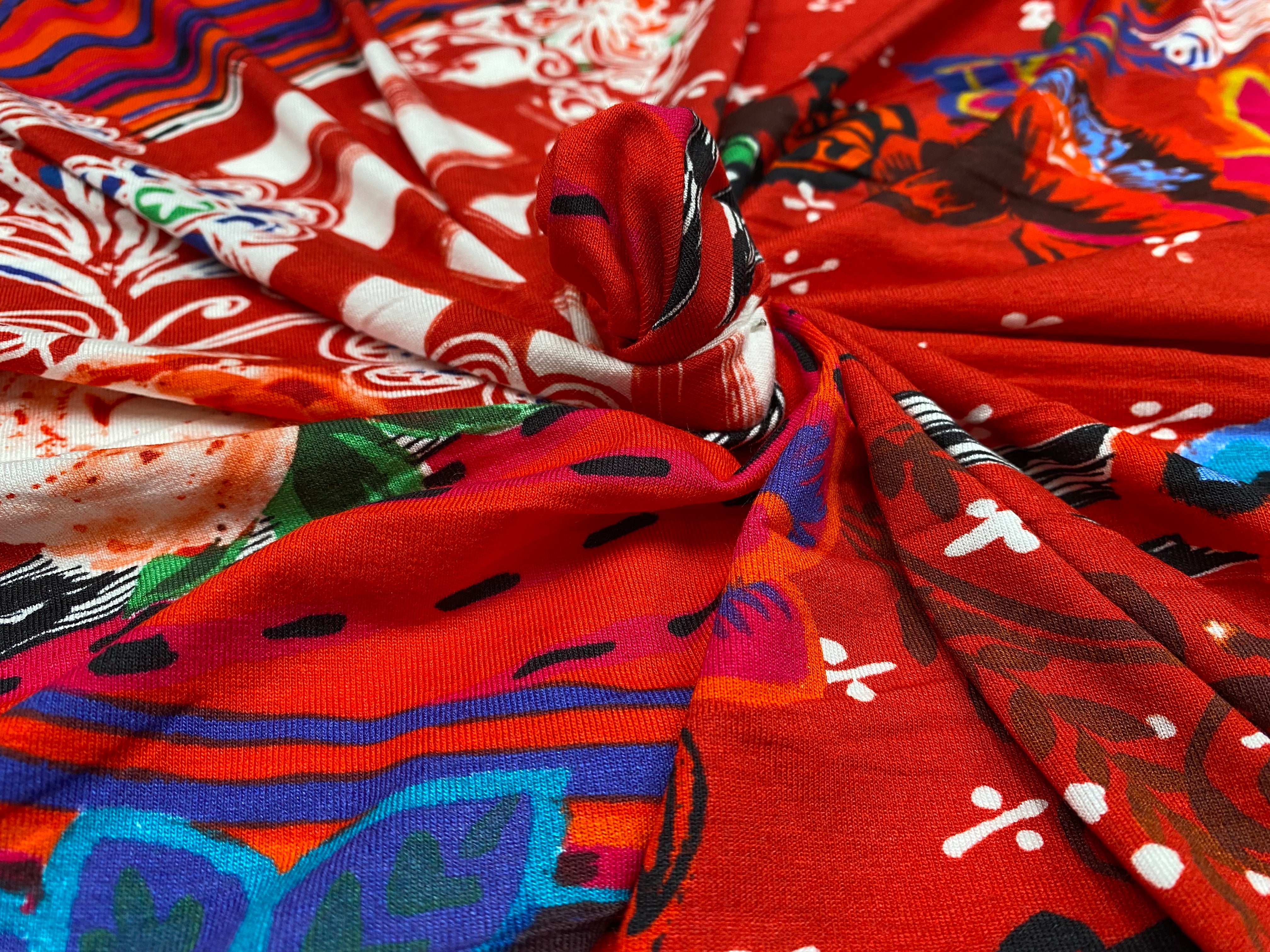 JERSEY VISCOSE EXPLOSION DE FLEURS FOND ROUGE - My Little Coupon