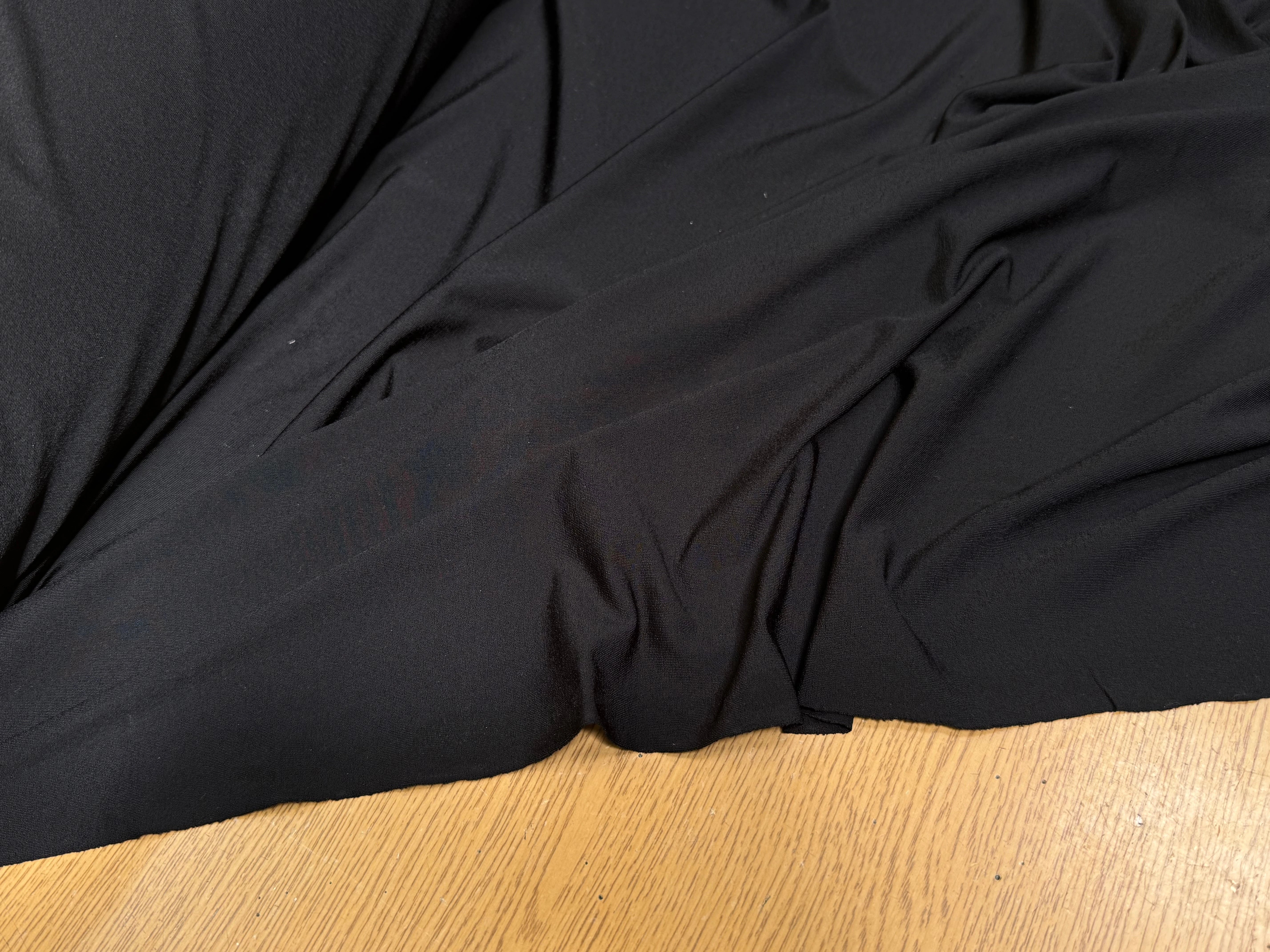 JERSEY VISCOSE ULTRA STRETCH NOIR LÉGÈREMENT SATINÉ - My Little Coupon