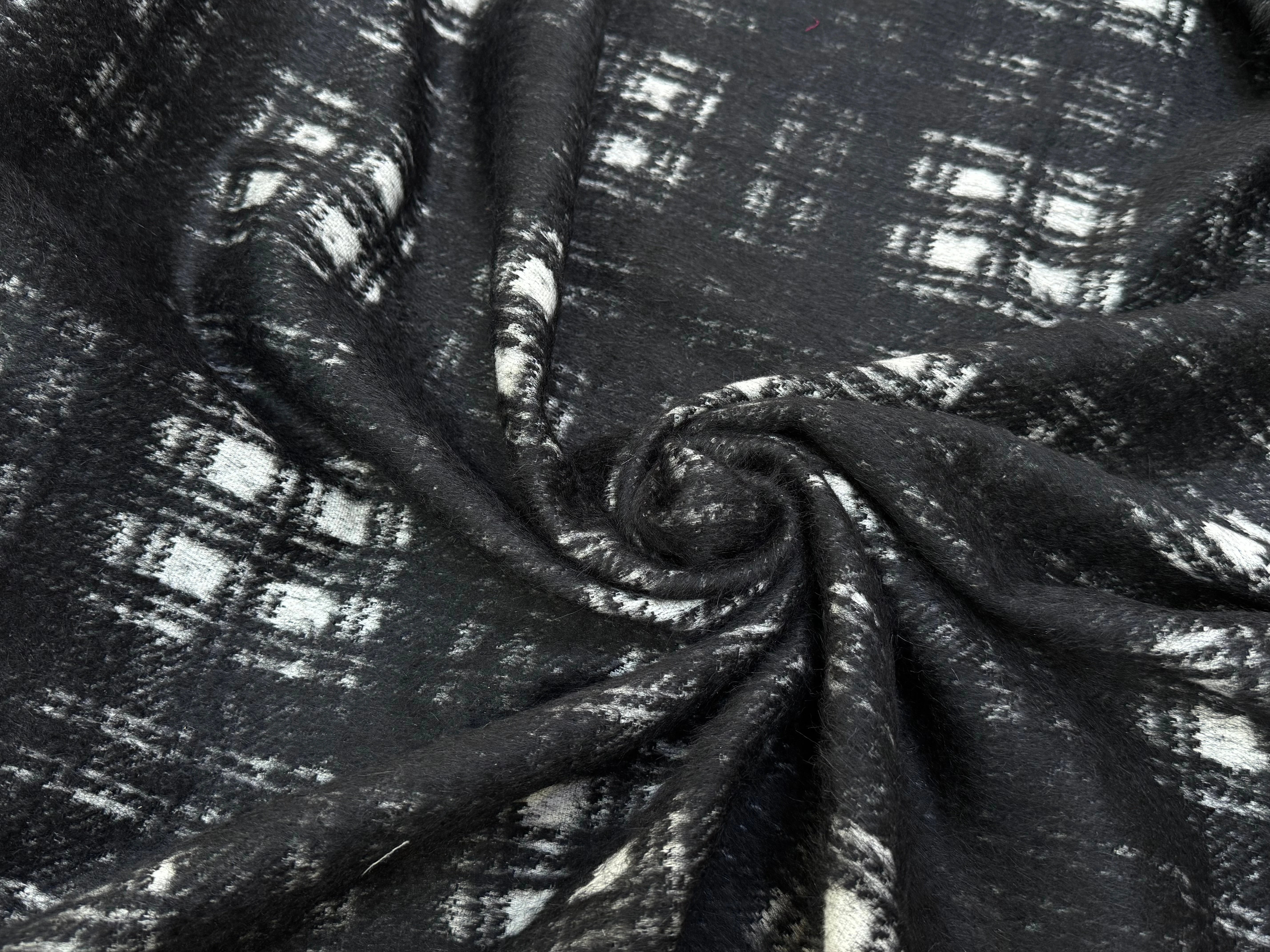 LAINAGE MANTEAU BOUCLETTE À CARREAUX BLANC ET NOIR - My Little Coupon