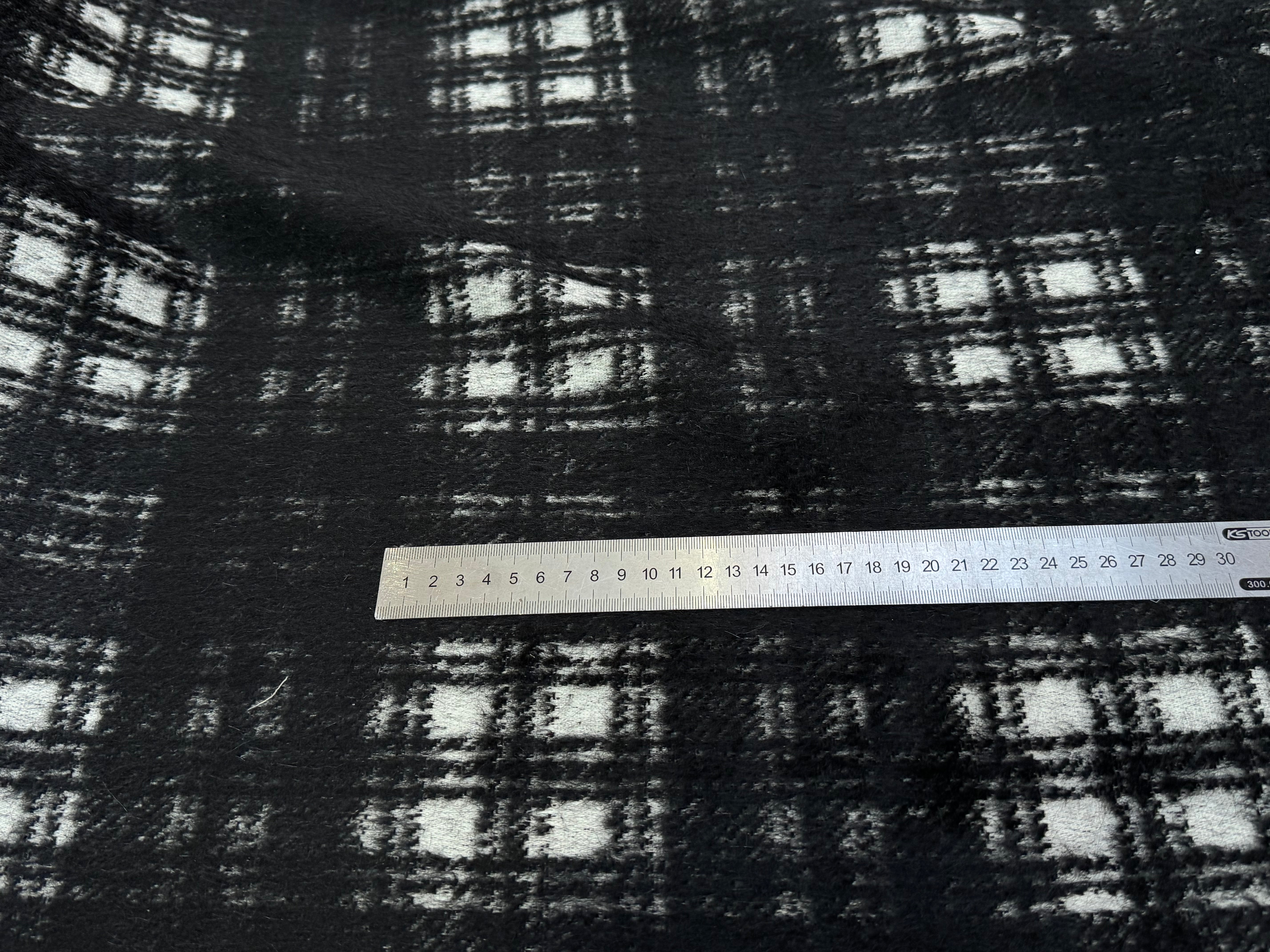 LAINAGE MANTEAU BOUCLETTE À CARREAUX BLANC ET NOIR - My Little Coupon