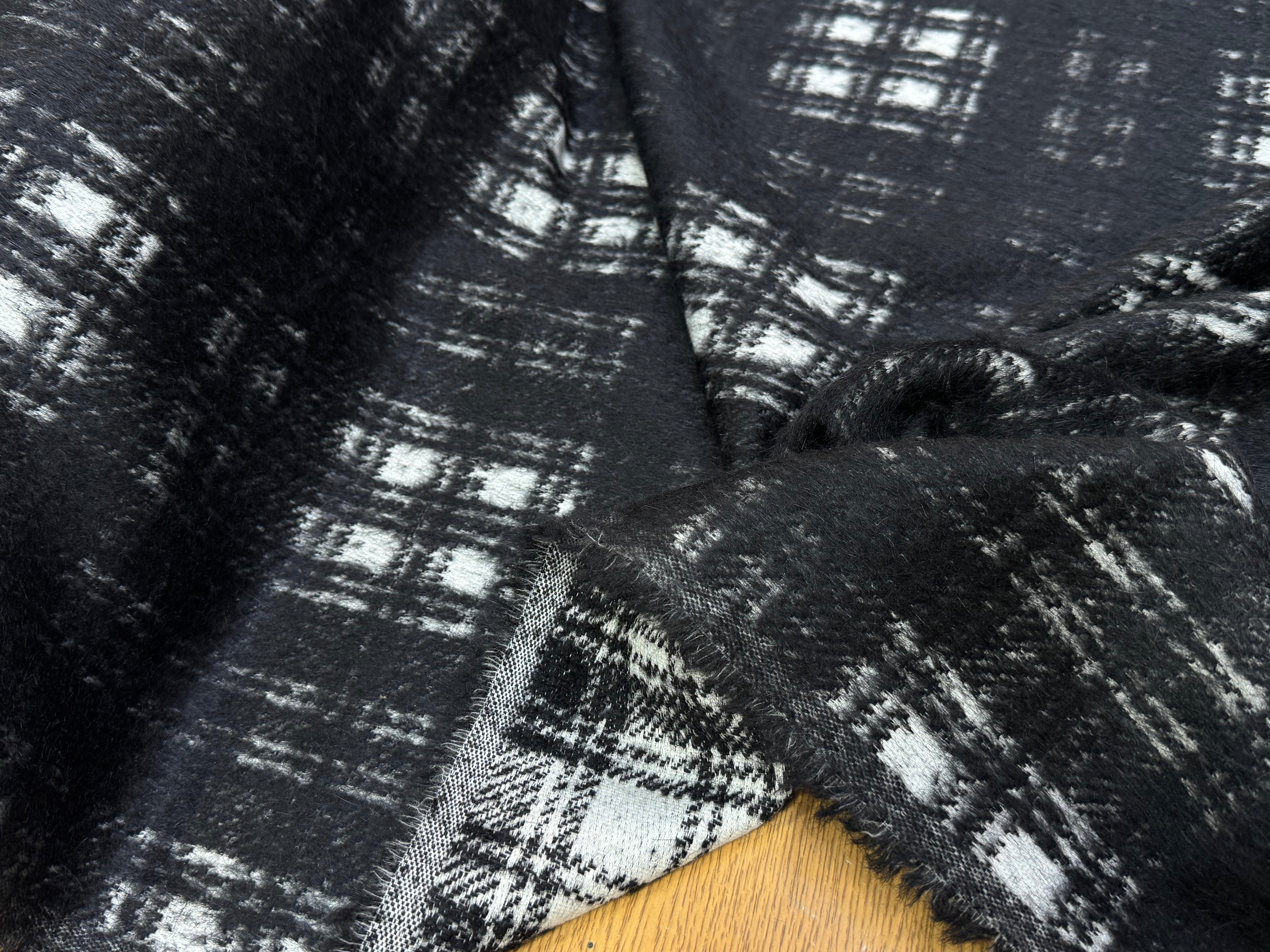 LAINAGE MANTEAU BOUCLETTE À CARREAUX BLANC ET NOIR - My Little Coupon