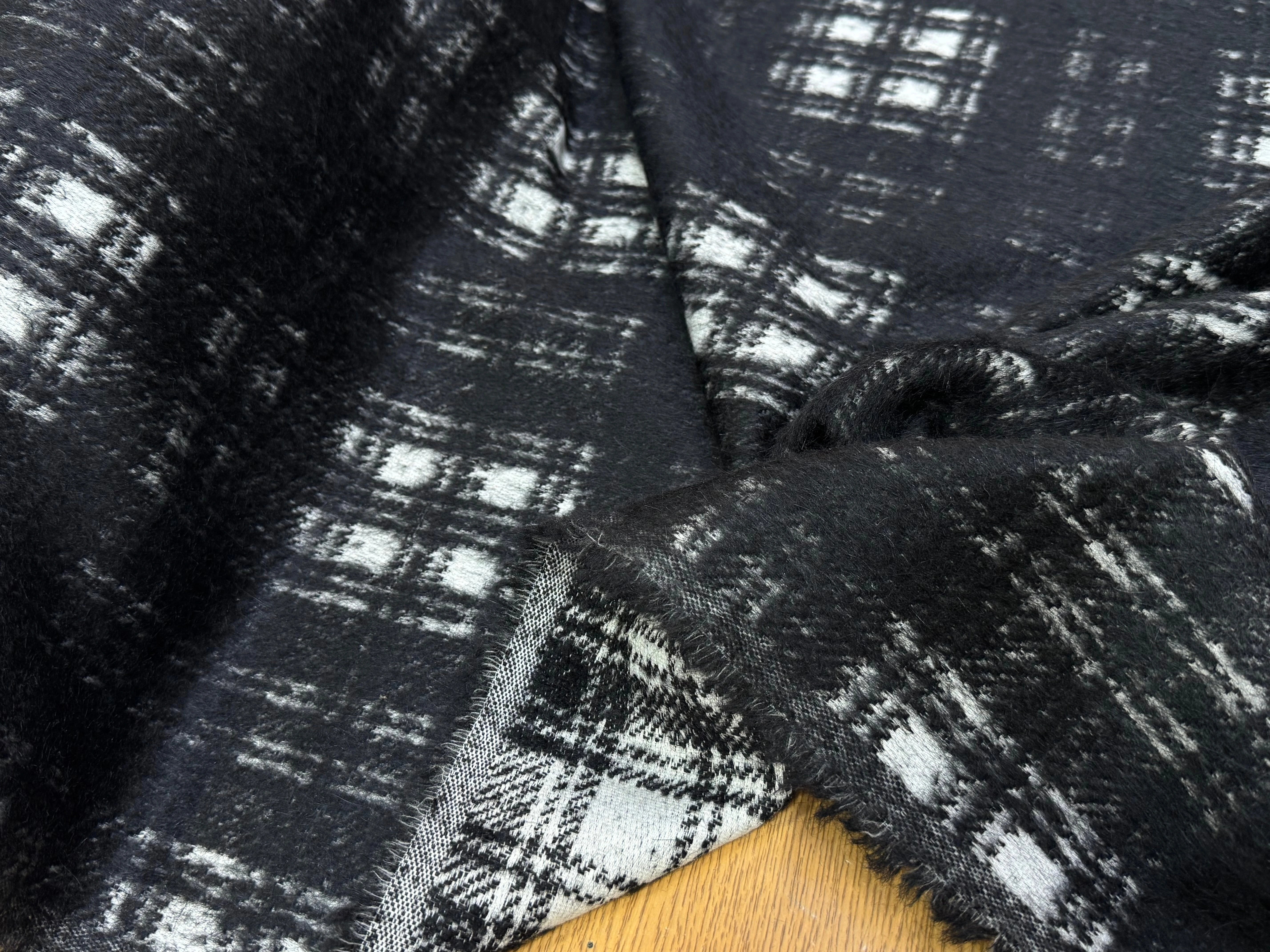 LAINAGE MANTEAU BOUCLETTE À CARREAUX BLANC ET NOIR - My Little Coupon