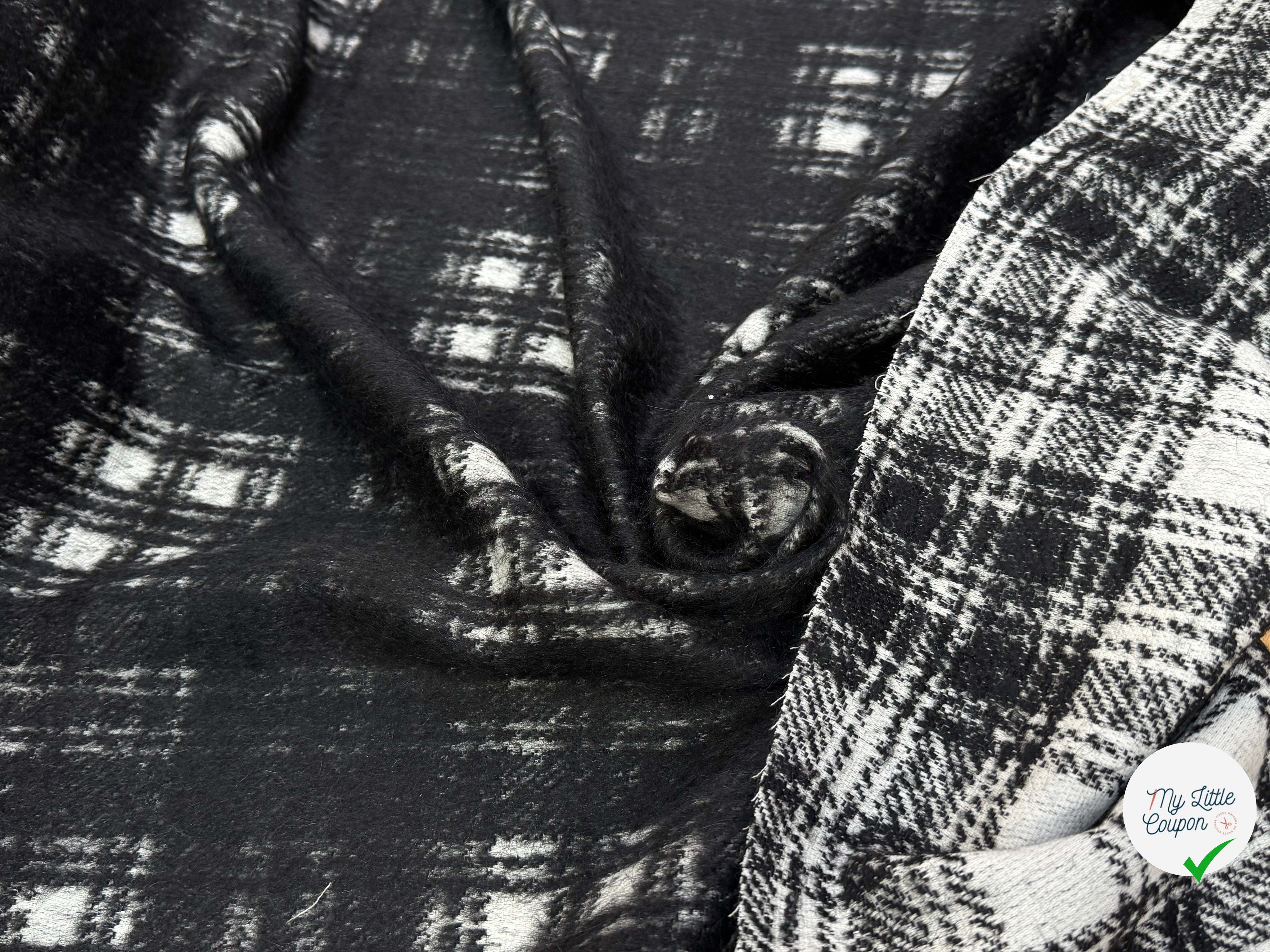 LAINAGE MANTEAU BOUCLETTE À CARREAUX BLANC ET NOIR - My Little Coupon