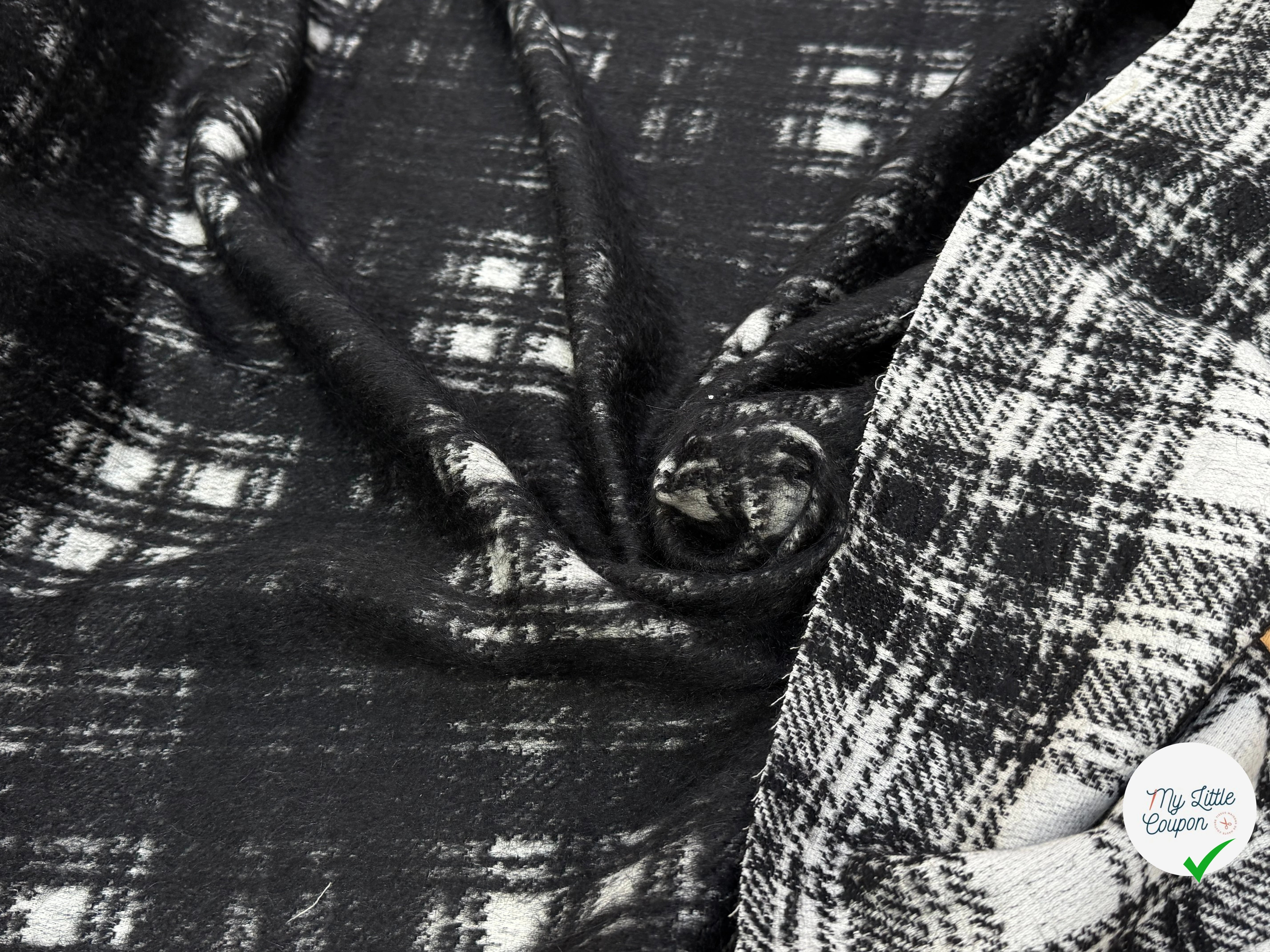 LAINAGE MANTEAU BOUCLETTE À CARREAUX BLANC ET NOIR - My Little Coupon