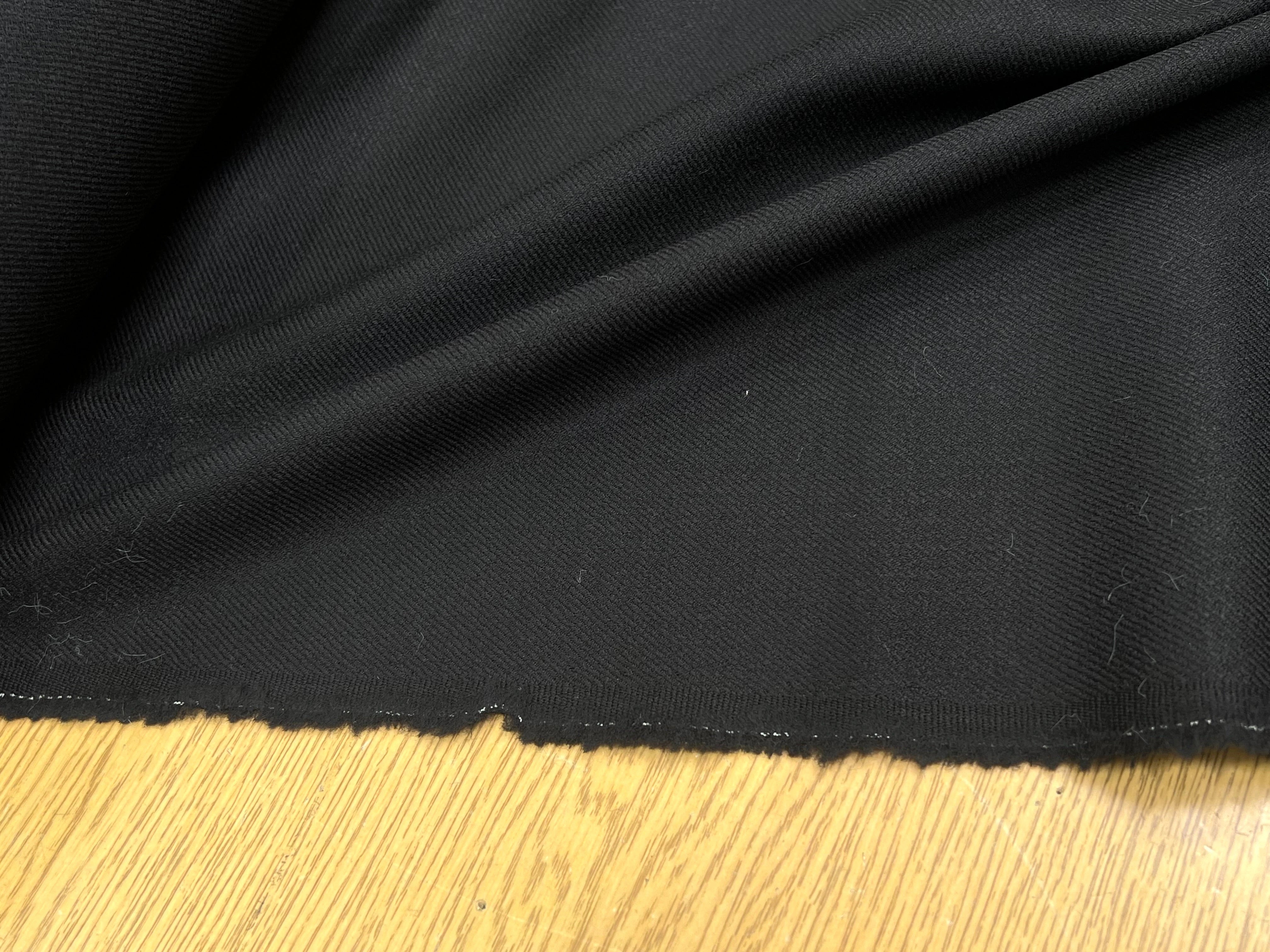 LAINAGE SERGÉ STRETCH LOURD ET FLUIDE SUBLIME NOIR 98% LAINE - My Little Coupon