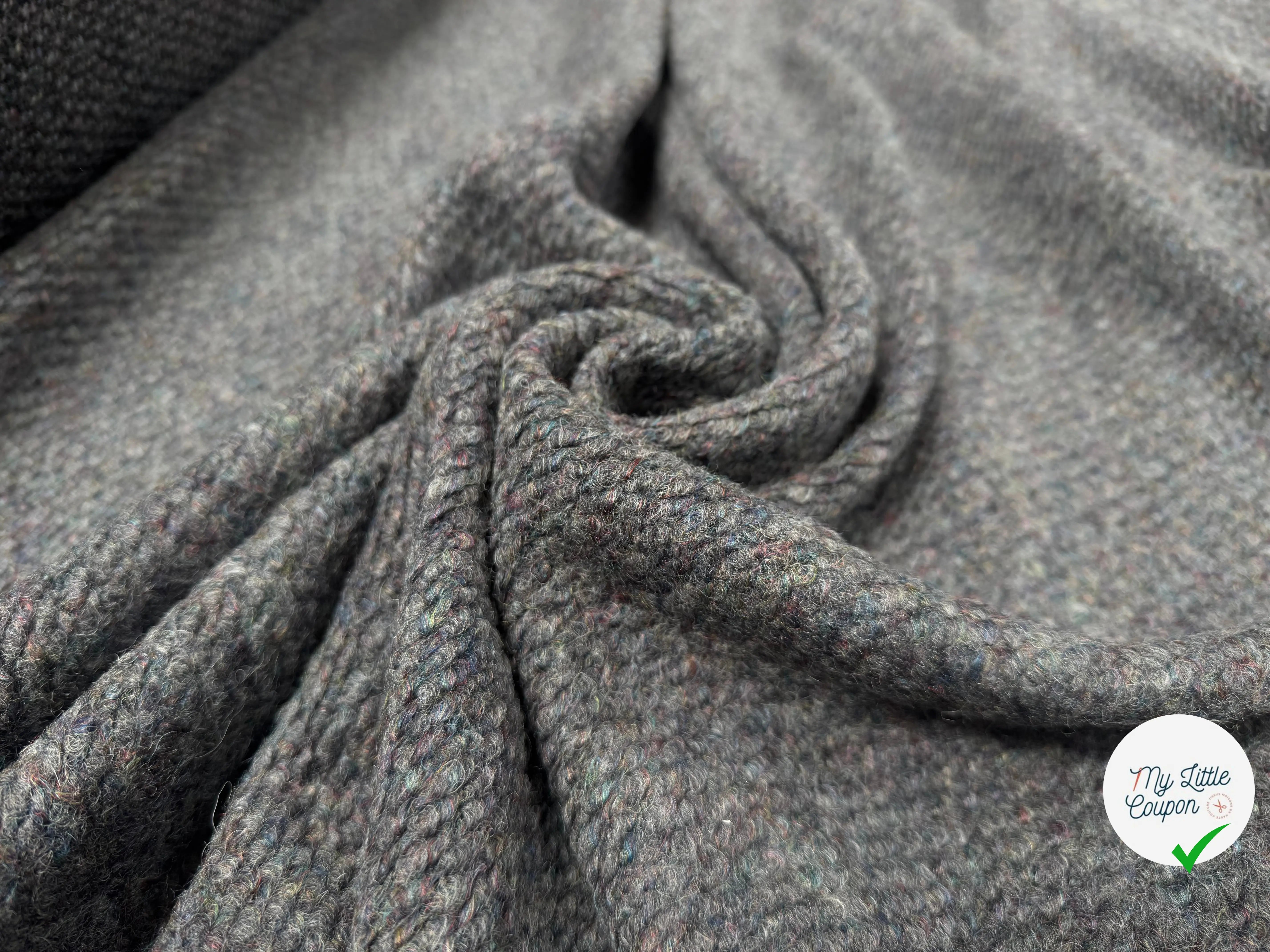 LAINE BOUCLETTE 100% LAINE GRIS AVEC DETAILS ROUGE - My Little Coupon