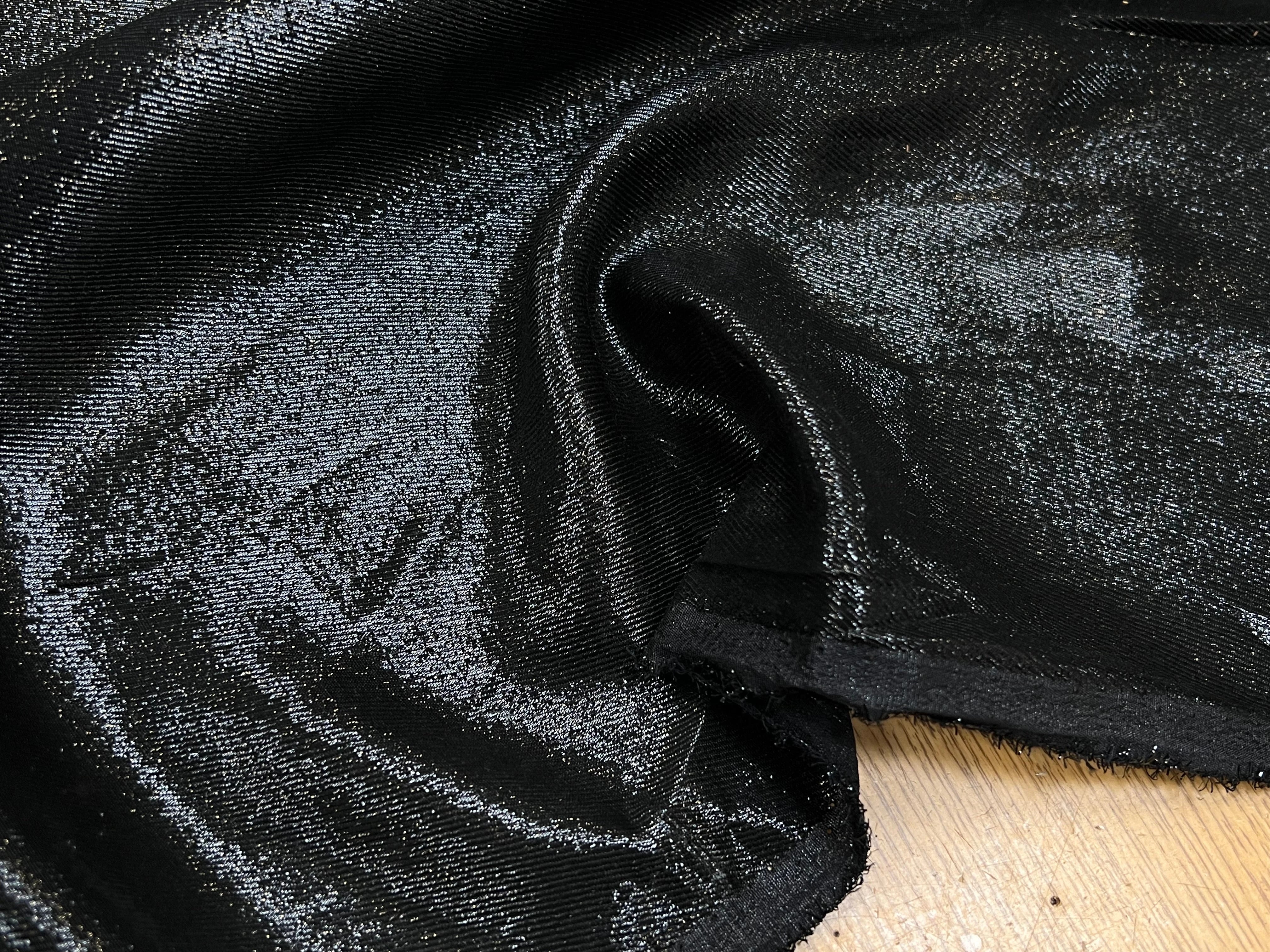 LAMÉ DE SOIE NOIR FLUIDE BRILLANT ARGENTÉ 63% SOIE - My Little Coupon