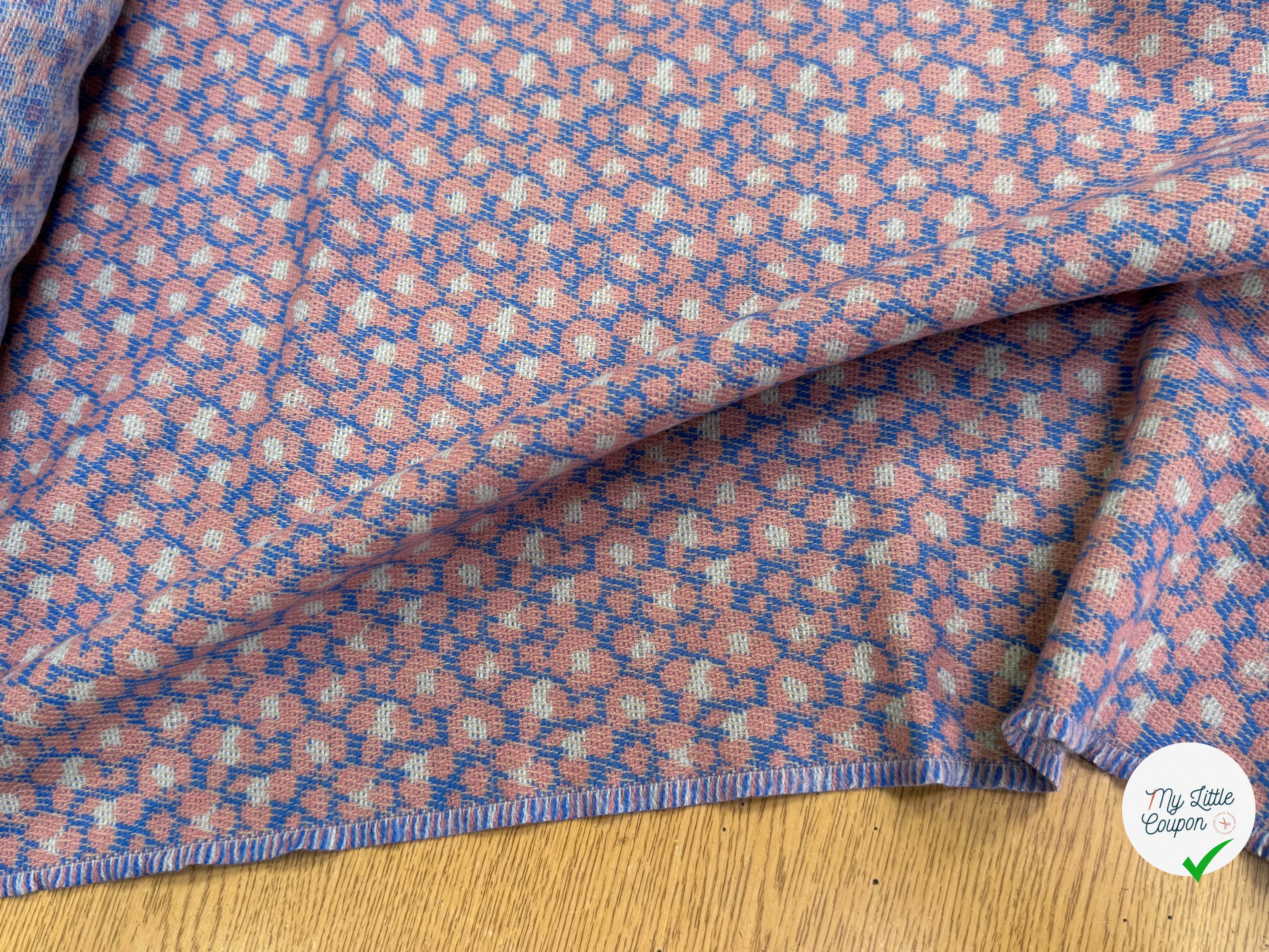 MAILLE GRATTÉE JACQUARD FLEURS ROSE PÂLE FOND BLEU - My Little Coupon