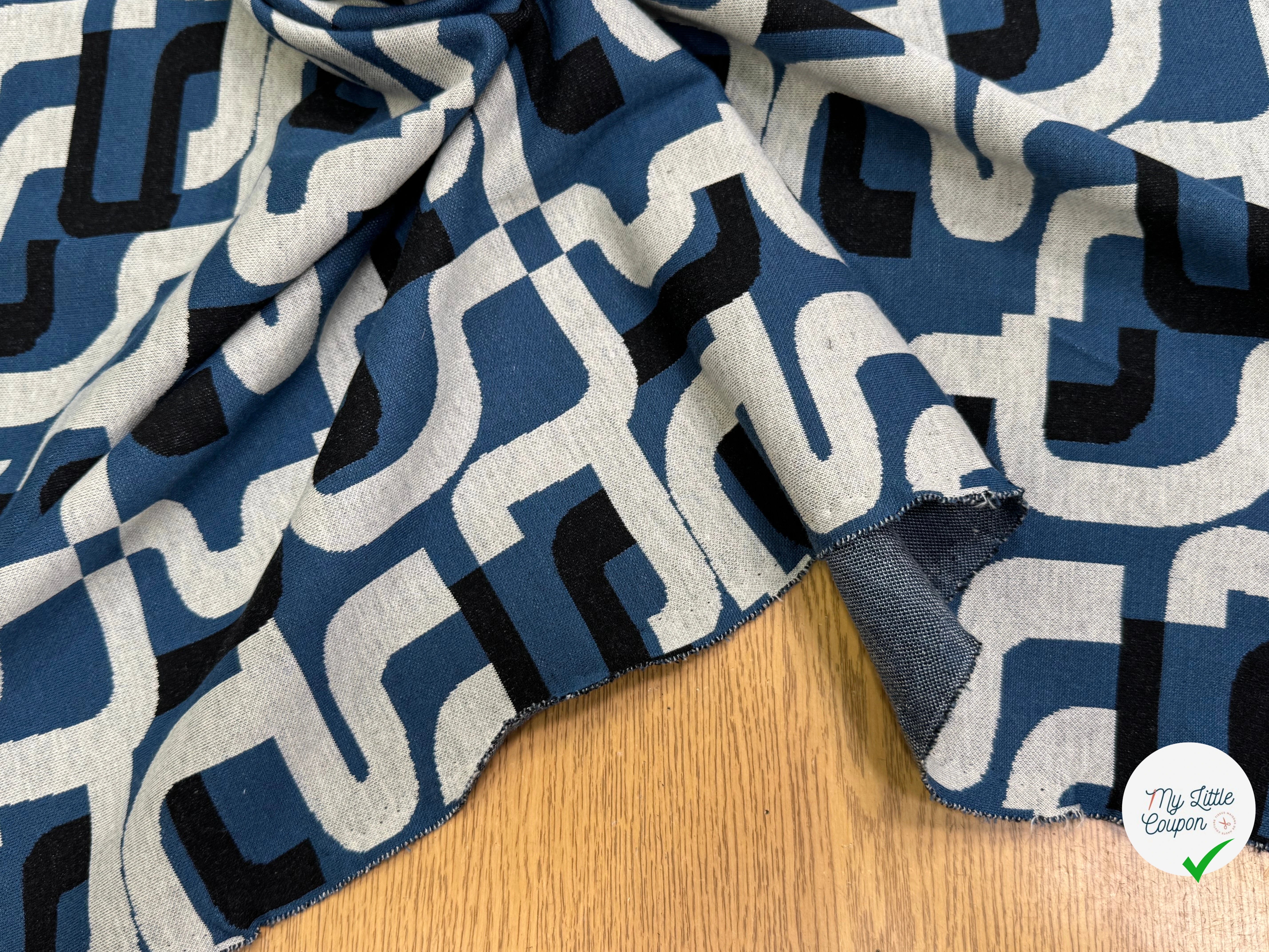 MAILLE JACQUARD ESPRIT MILANO MOTIF CALLIGRAPHIE BLEU MARINE ET BLANC - My Little Coupon