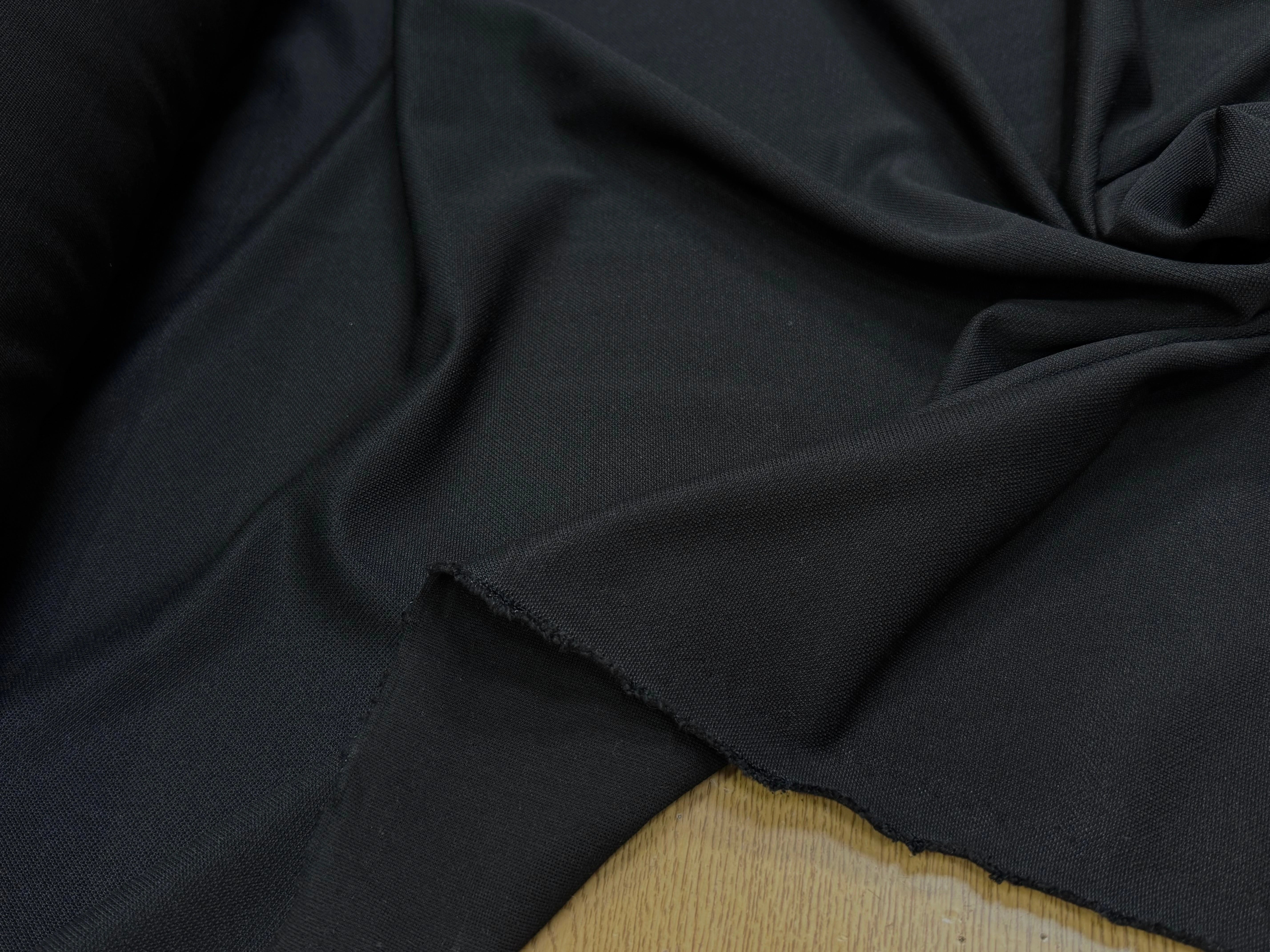 MAILLE LOURDE 76% VISCOSE ULTRA STRETCH NOIR LÈGEREMENT SATINÉ ASPECT PIQUÉ - My Little Coupon