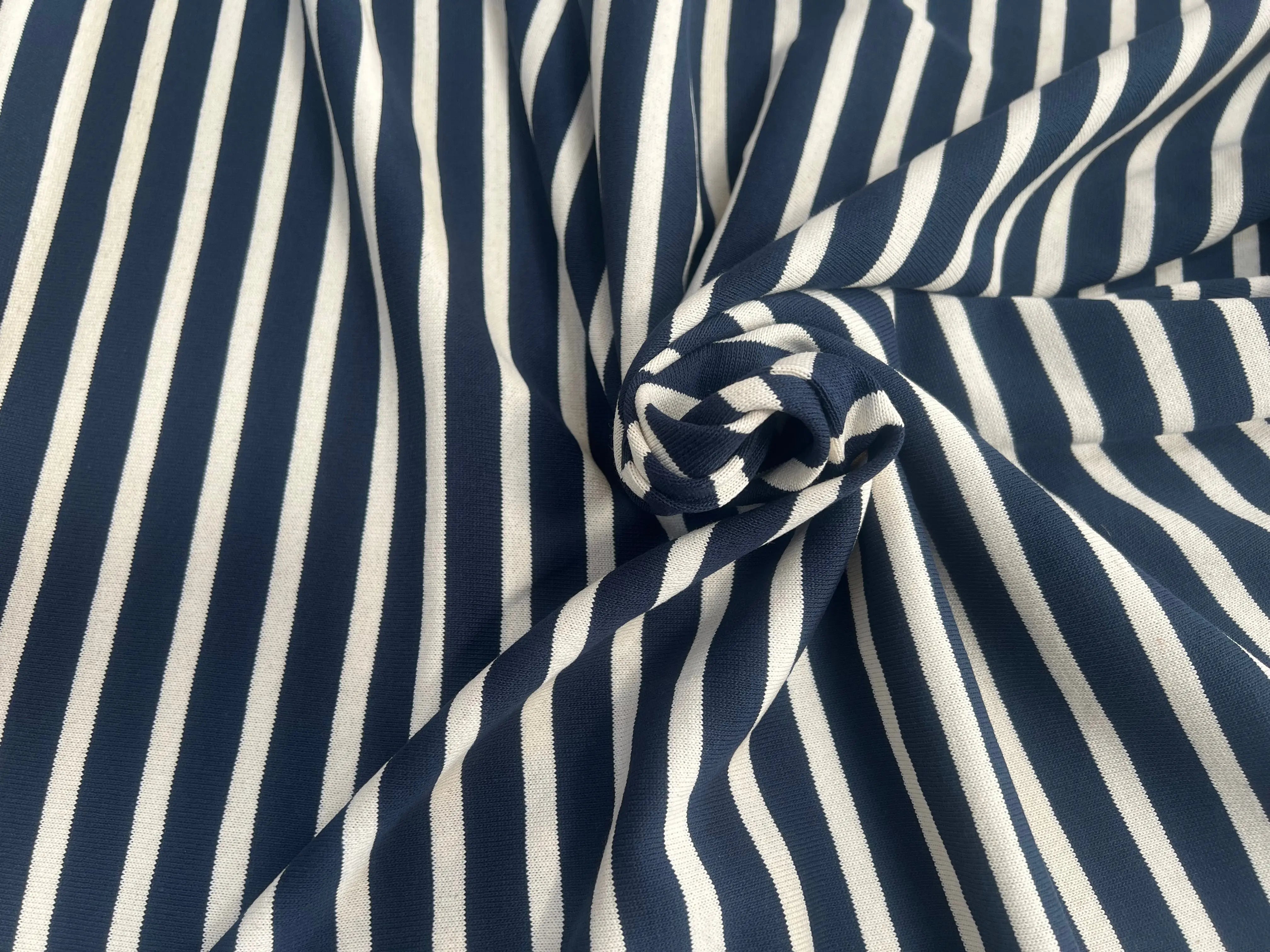 MAILLE LOURDE MARINIÈRE BLEU MARINE RAYURES CRÈME - My Little Coupon