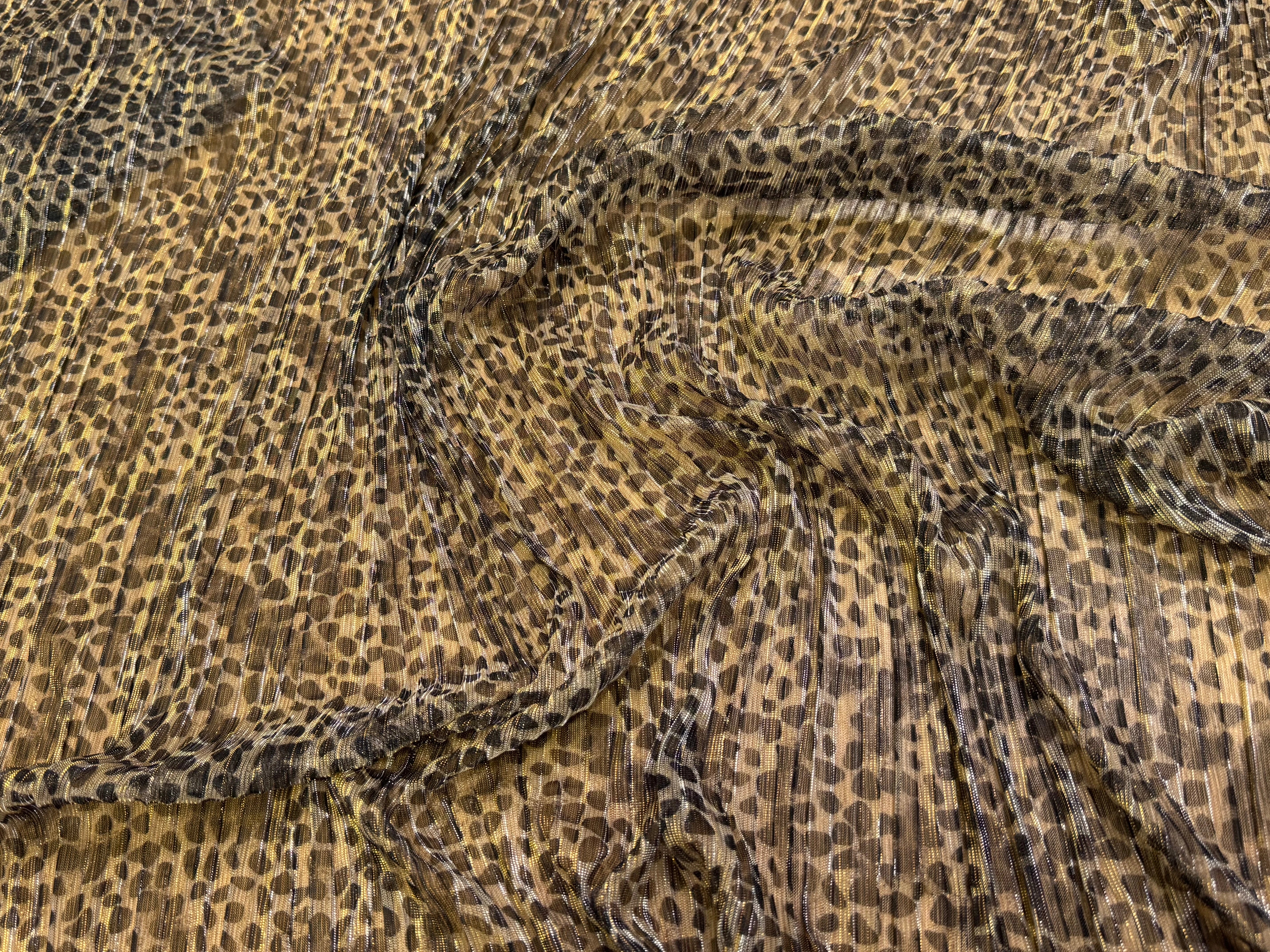 Tissu maille résille plissée léopard beige or - détail du tissu
