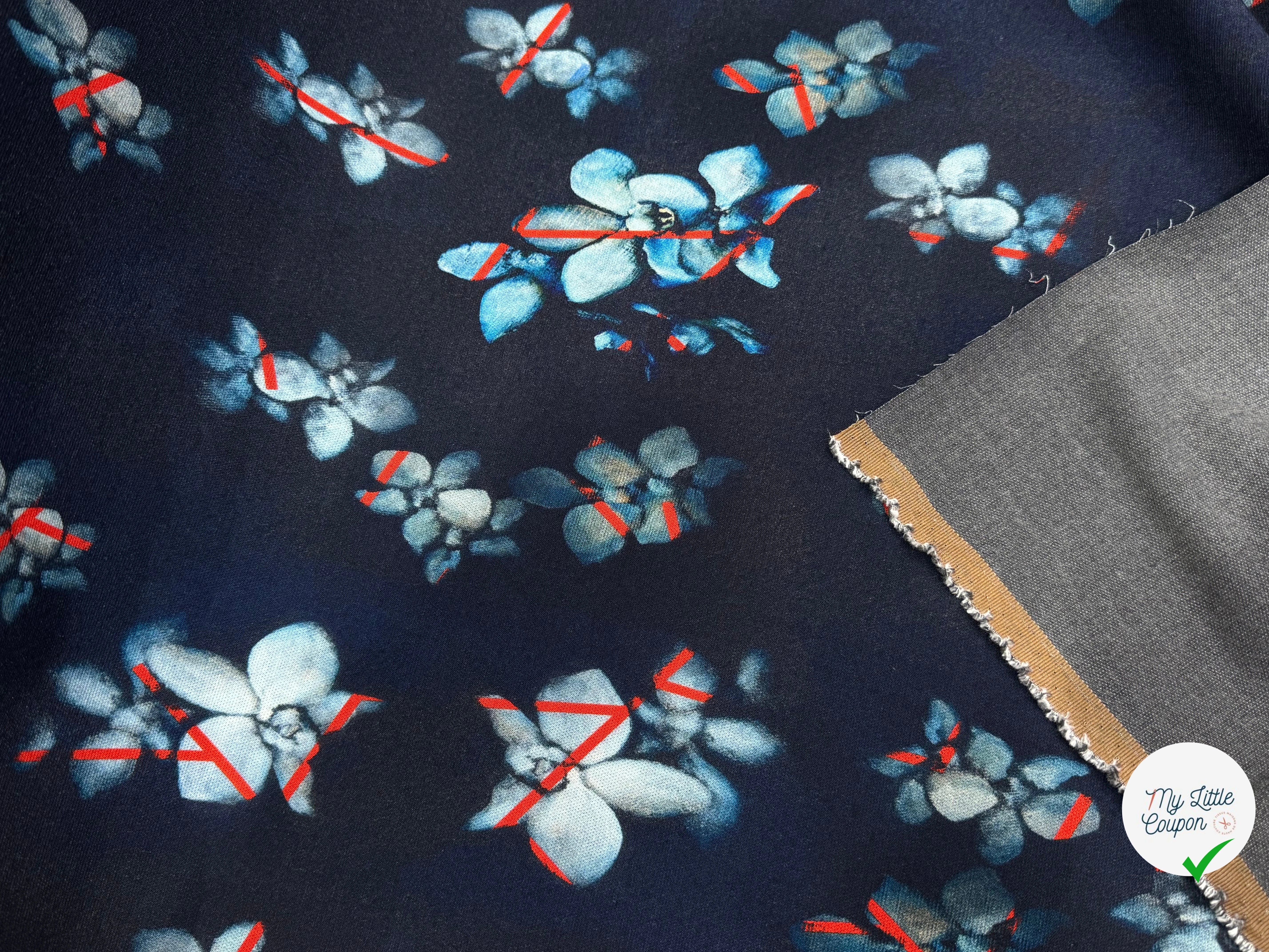 MAILLE VISCOSE STRETCH IMPRIMÉ GRANDES FLEURS BLEU CIEL FOND MARINE - My Little Coupon