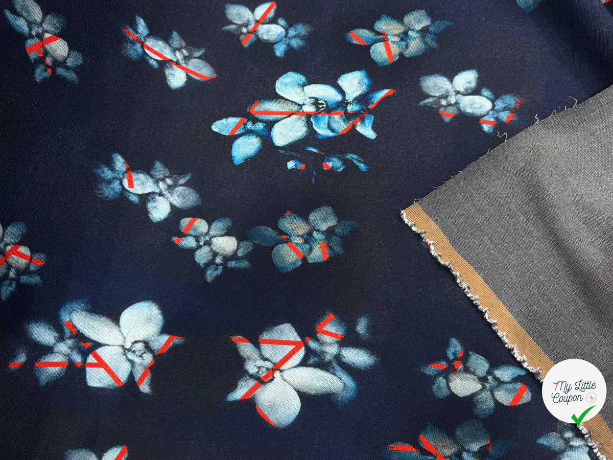 MAILLE VISCOSE STRETCH IMPRIMÉ GRANDES FLEURS BLEU CIEL FOND MARINE - My Little Coupon