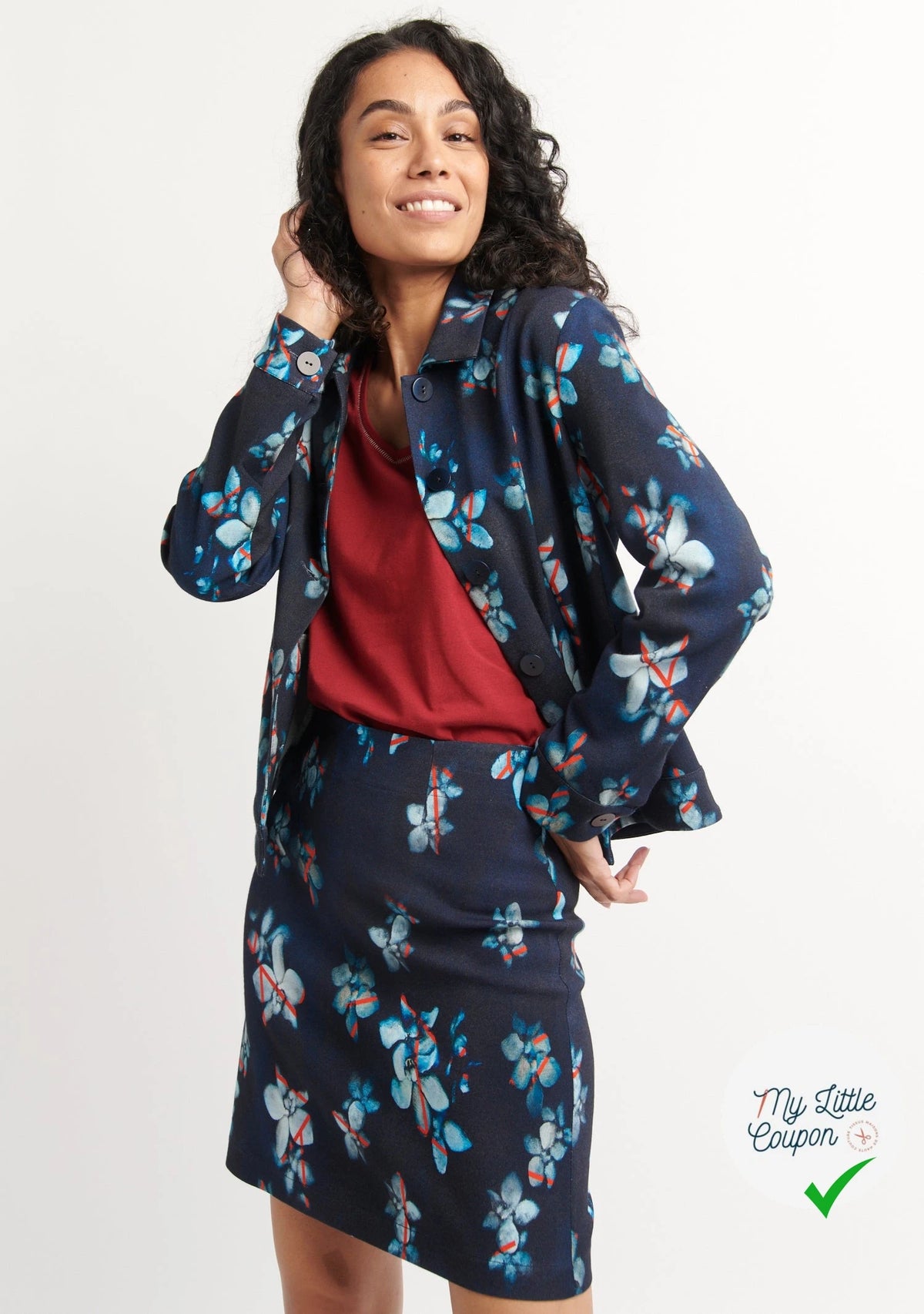 MAILLE VISCOSE STRETCH IMPRIMÉ GRANDES FLEURS BLEU CIEL FOND MARINE - My Little Coupon