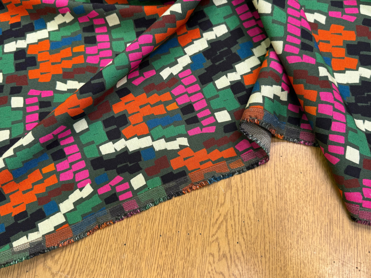 MAILLE VISCOSE STRETCH IMPRIMÉ MOSAÏQUE PIXEL MULTICOLORE MISTERY VEH VERT - My Little Coupon