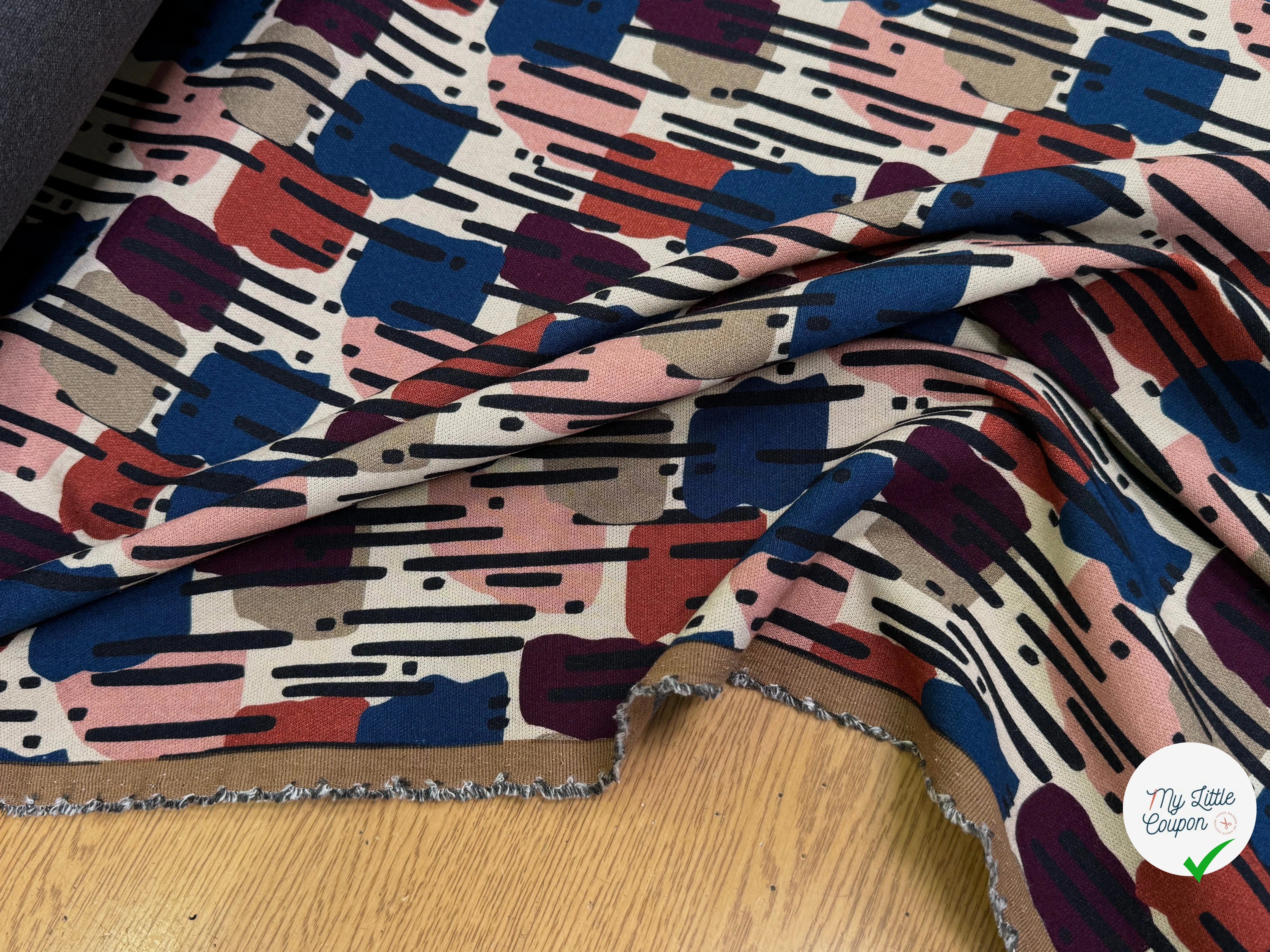 MAILLE VISCOSE STRETCH IMPRIMÉ MOTIF ANNÉES 70 MISTERY PLUIE - My Little Coupon