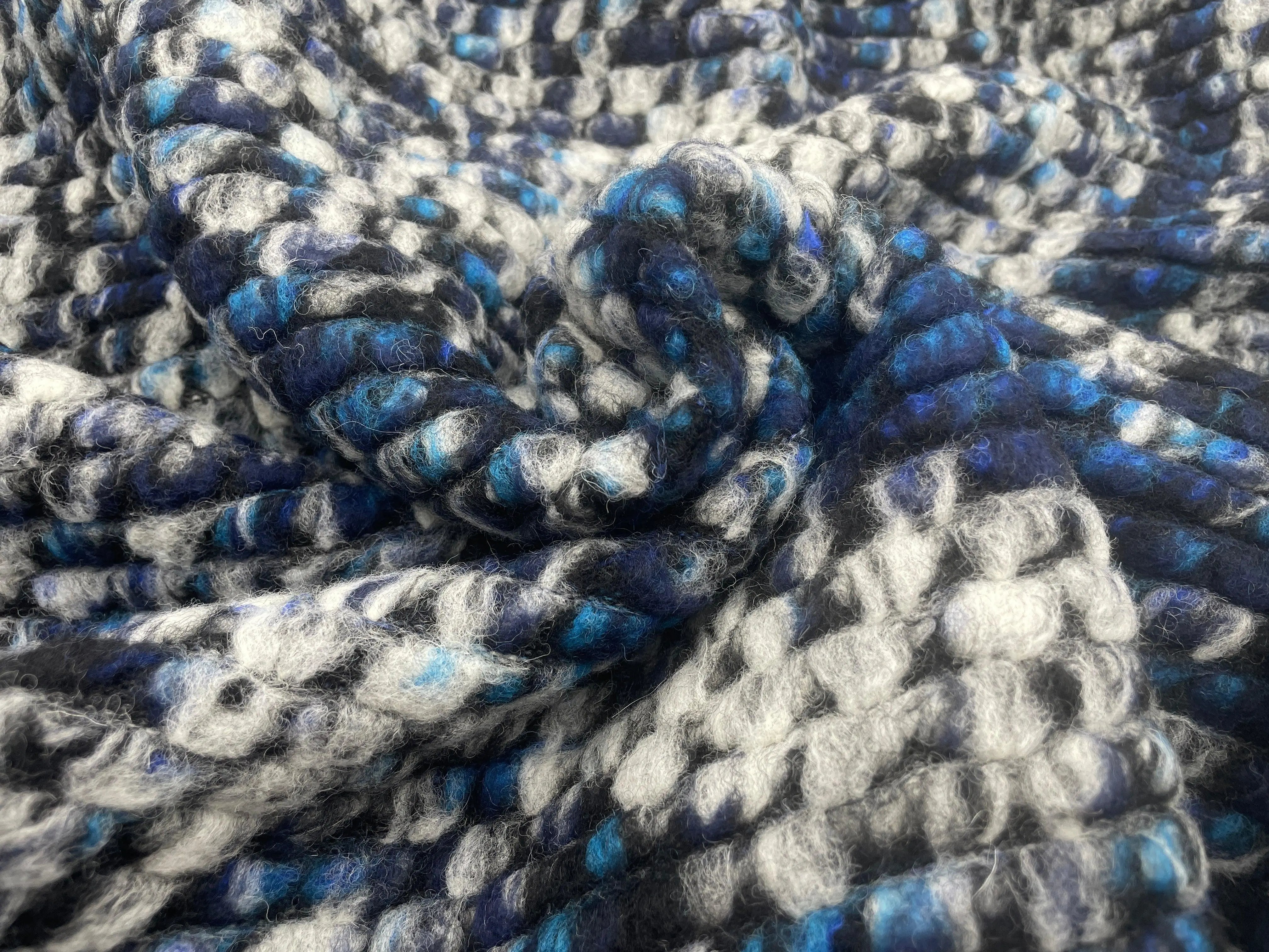 MANTEAU BOUCLETTE STRUCTURE MAILLE CHINÉ MULTICOLORE TENDANCE BLEU - My Little Coupon - tissu - coudre
