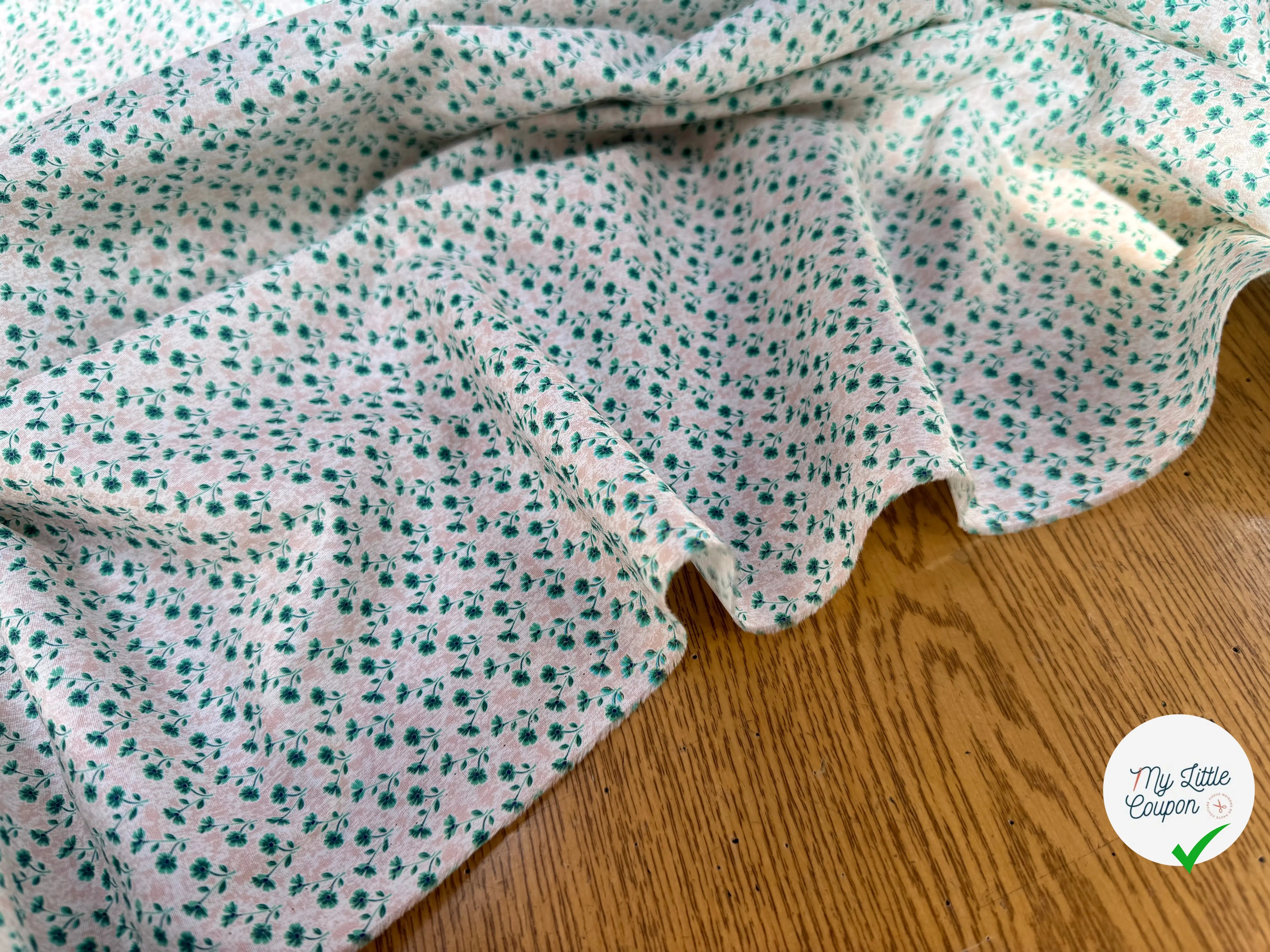 POPELINE COTON PETITES FLEURS VERTES FOND ROSE PÊCHE - My Little Coupon