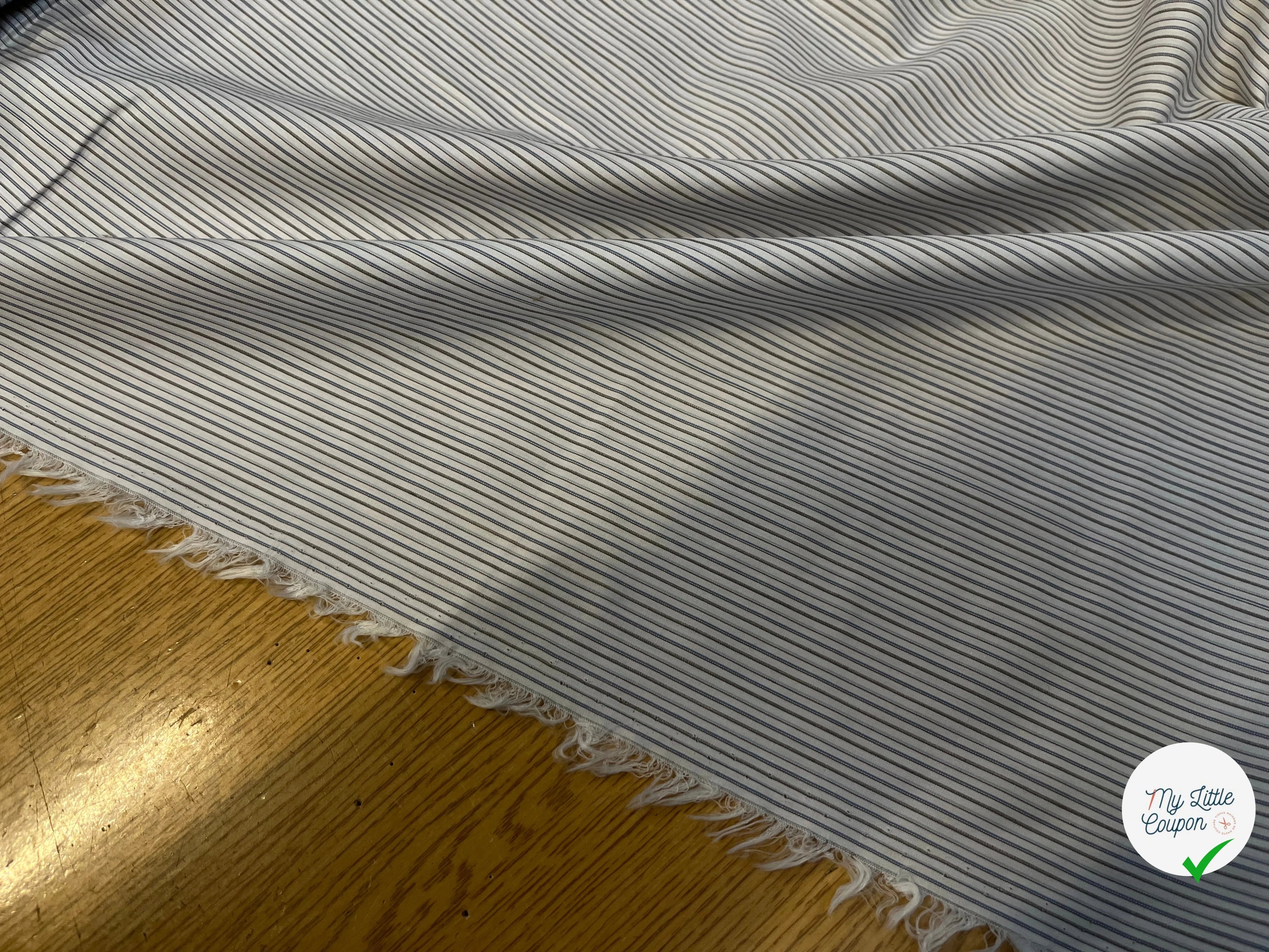 POPELINE DE COTON À RAYURES BLEUES ET GRISES PARALLÈLE À LA LISIÈRE - My Little Coupon