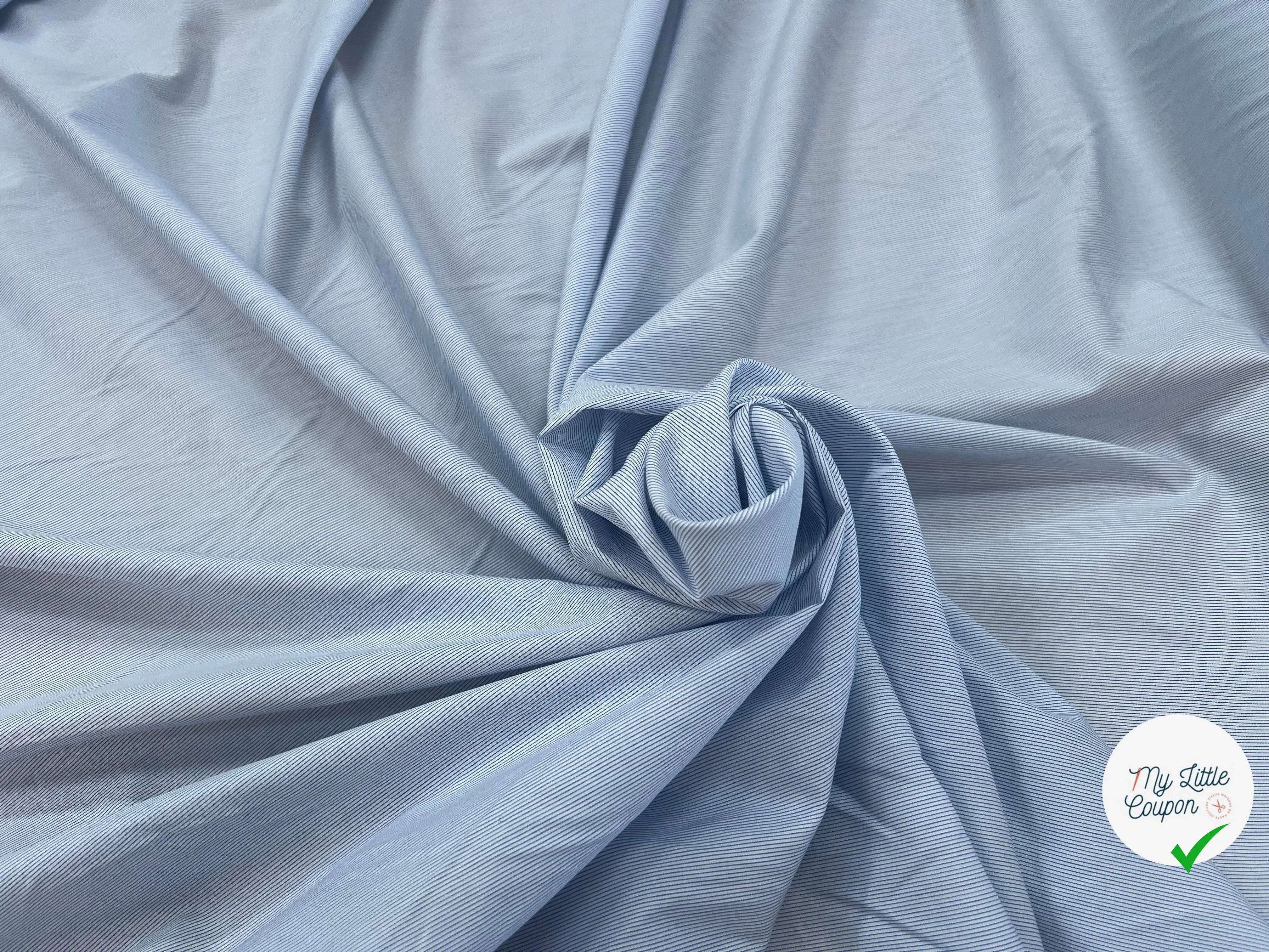 POPELINE DE COTON BLANC A FINES RAYURES BLEU CIEL - My Little Coupon