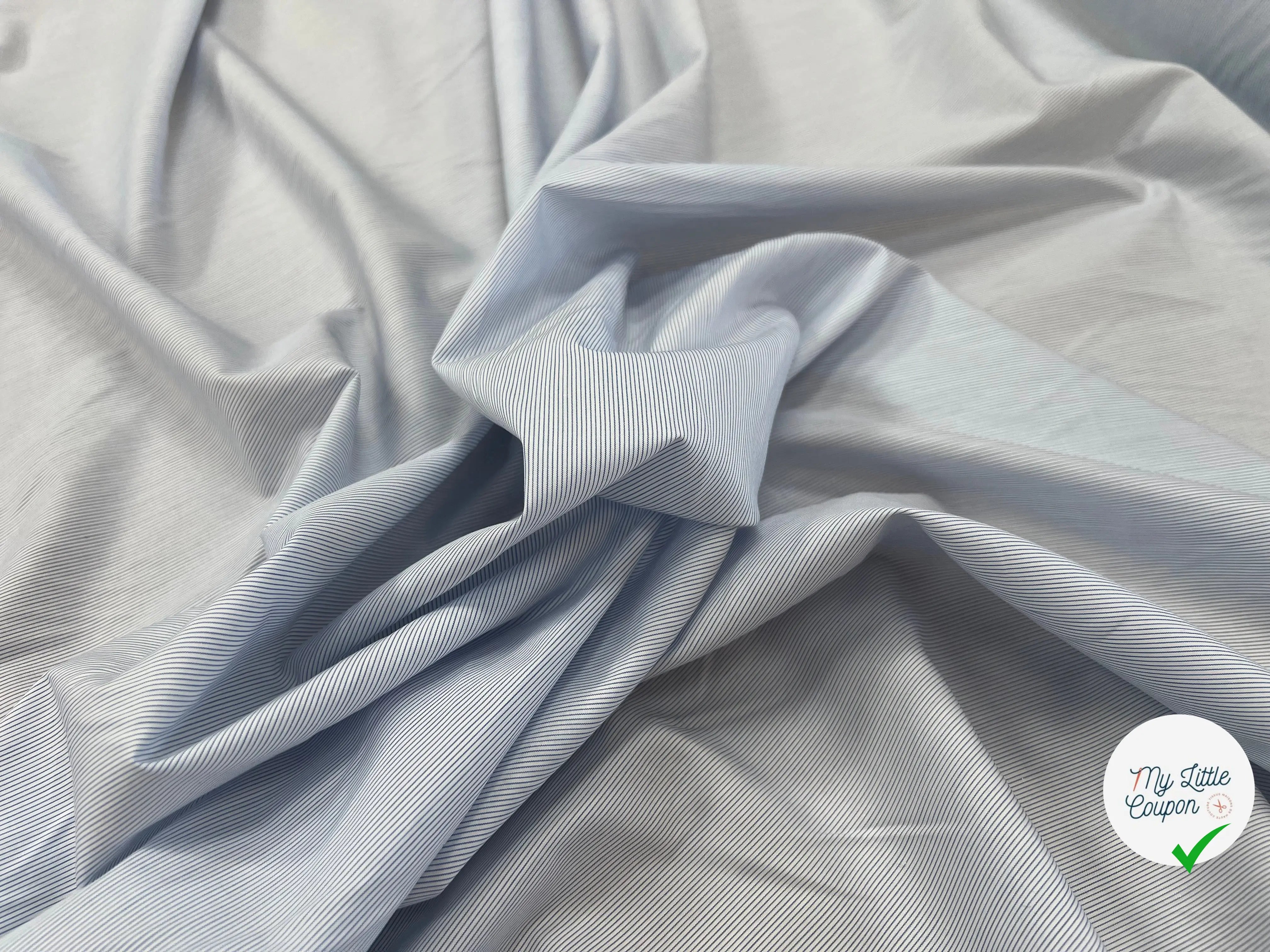 POPELINE DE COTON BLANC A FINES RAYURES BLEU CIEL - My Little Coupon
