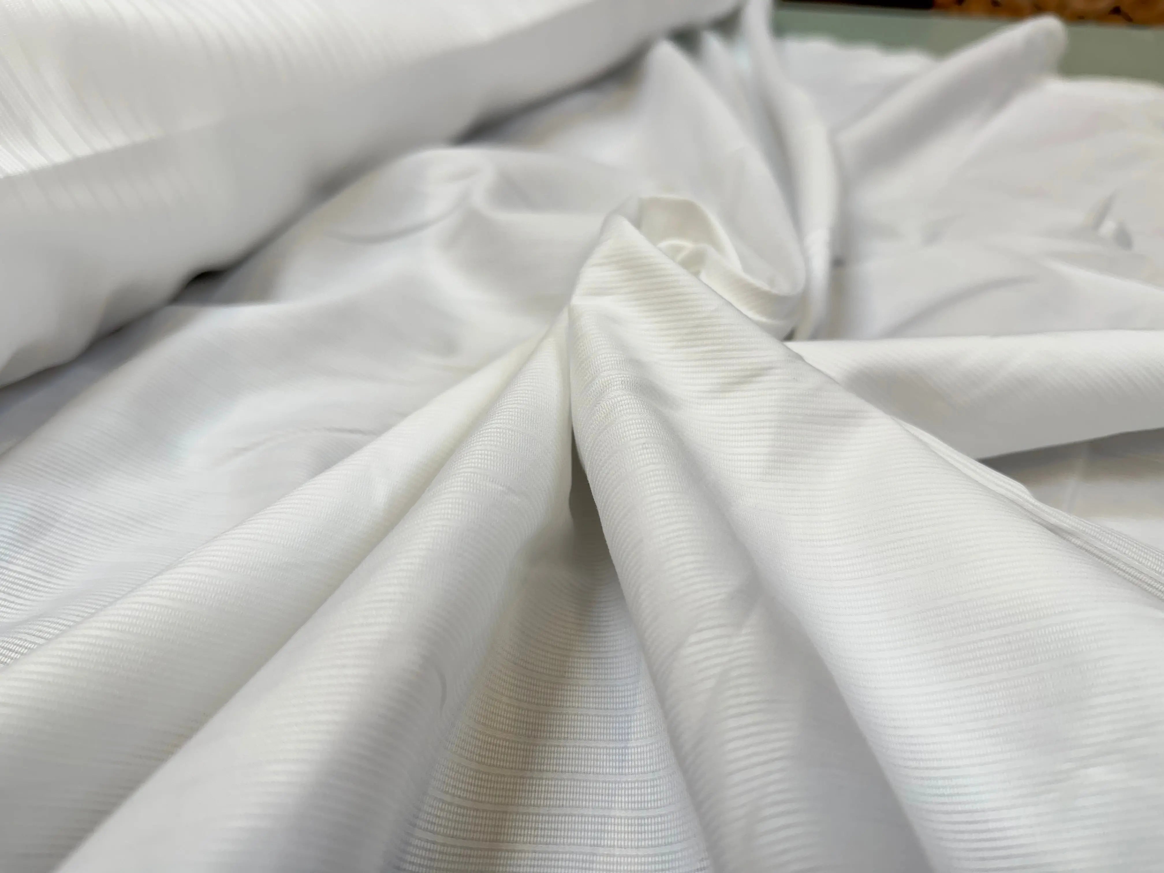 POPELINE DE COTON BLANCHES RAYURES IRRÉGULIÈRES EFFET SATINÉ - My Little Coupon