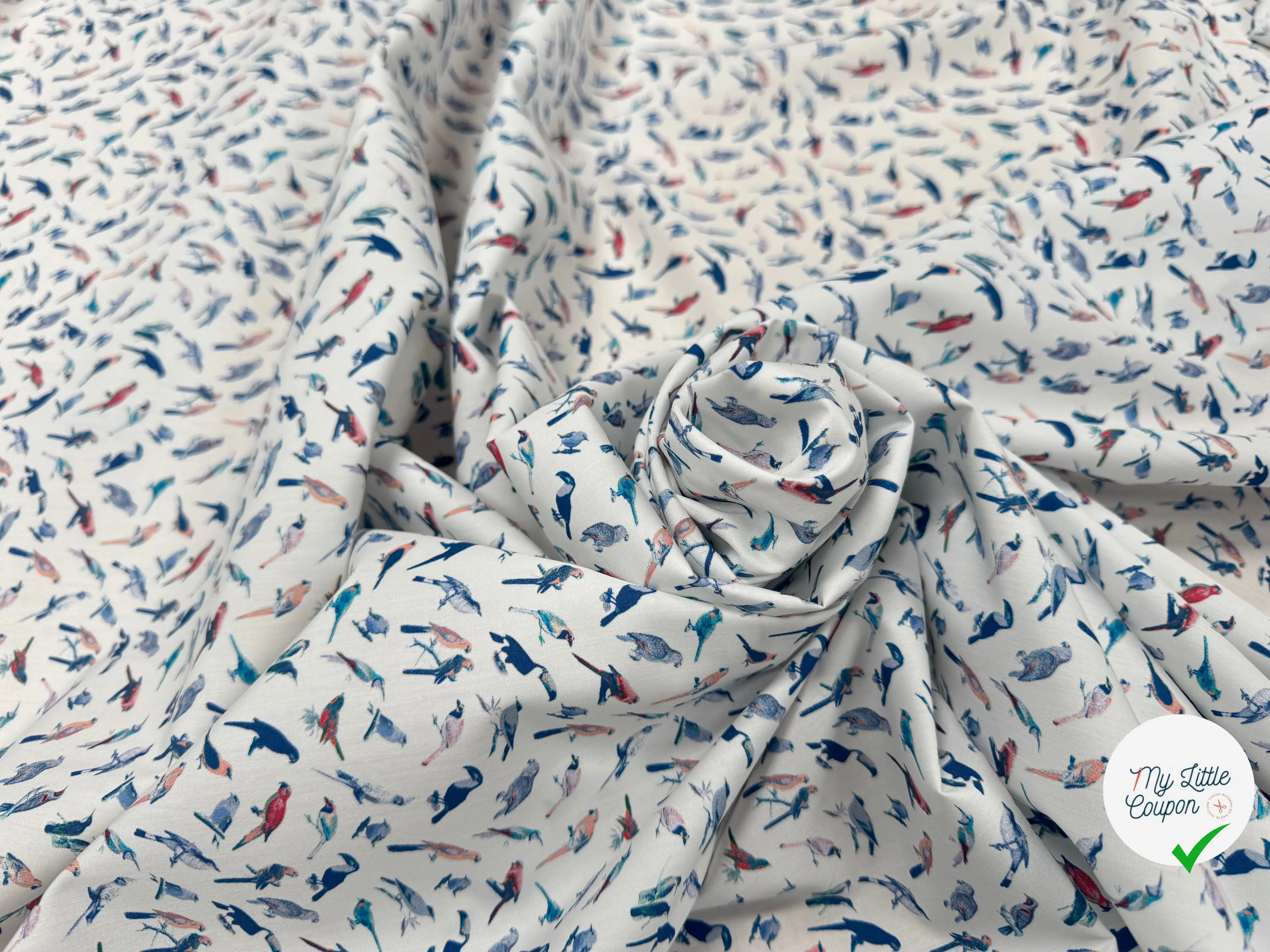 POPELINE DE COTON FOND BLANC MOTIF PERROQUETS - My Little Coupon