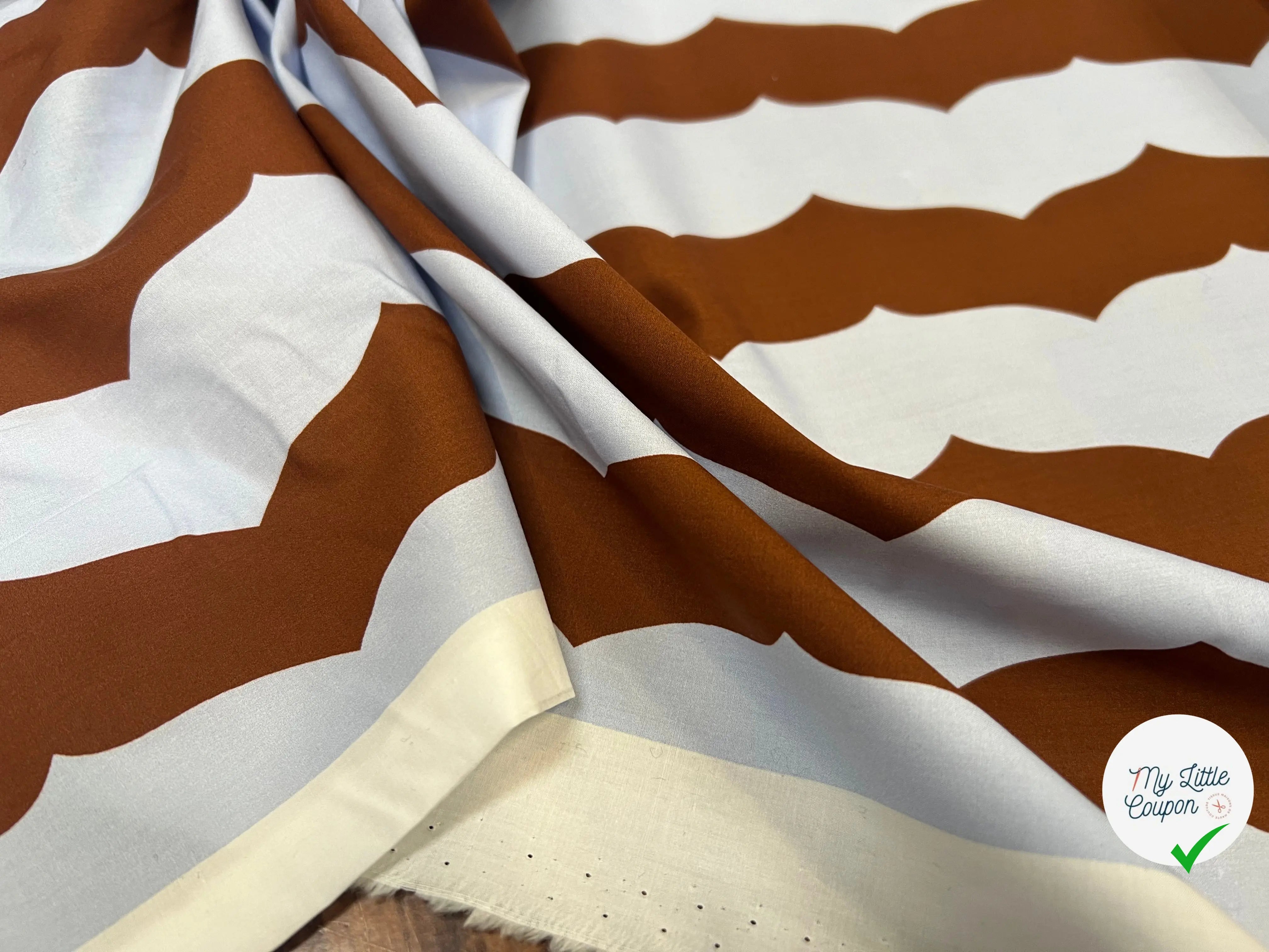 POPELINE DE COTON FOND BLEU CIEL MOTIFS HIRONDELLE MARRONS - My Little Coupon