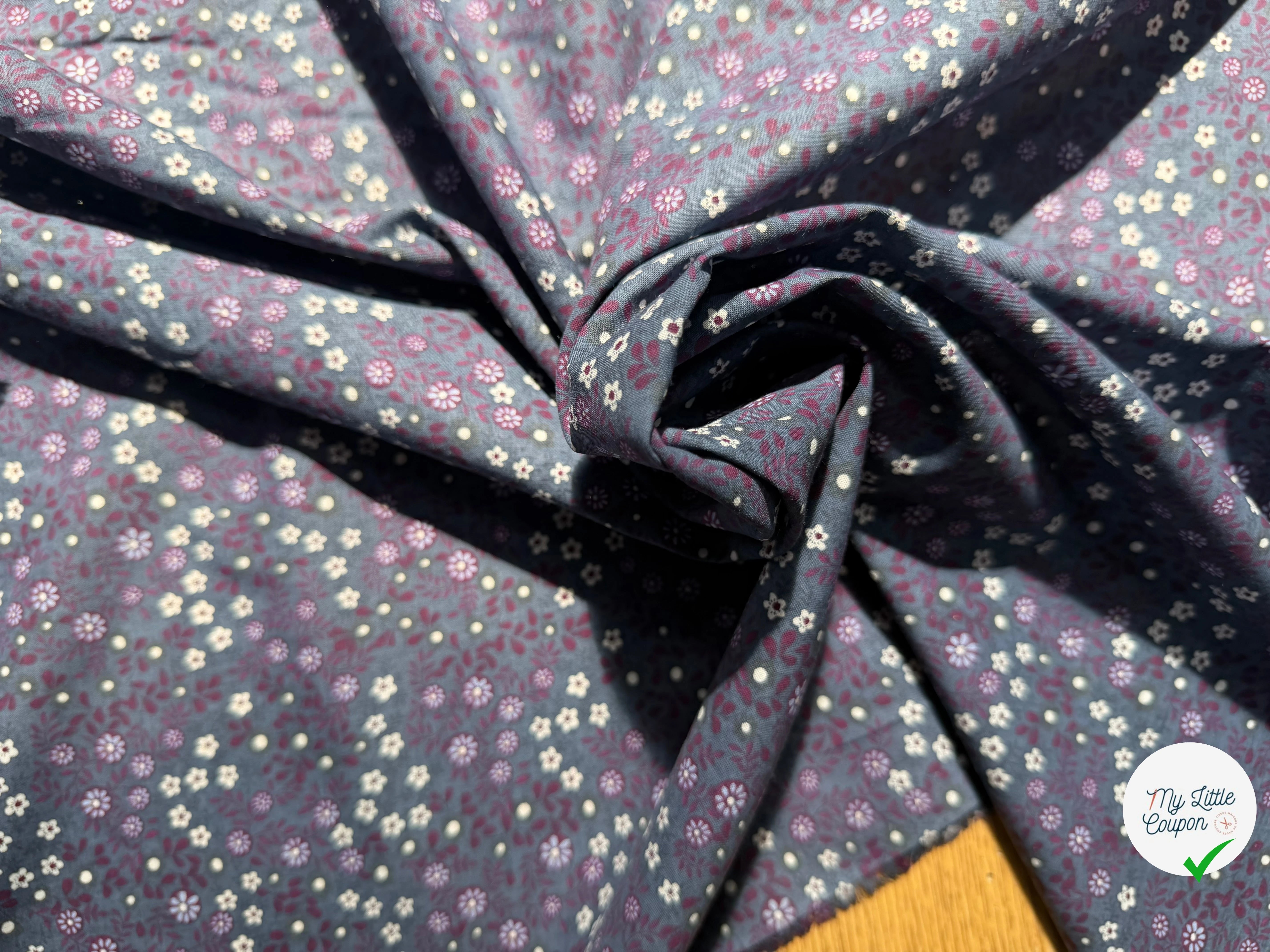 POPELINE DE COTON FOND BLEU GRIS FLEURS BORDEAUX - My Little Coupon