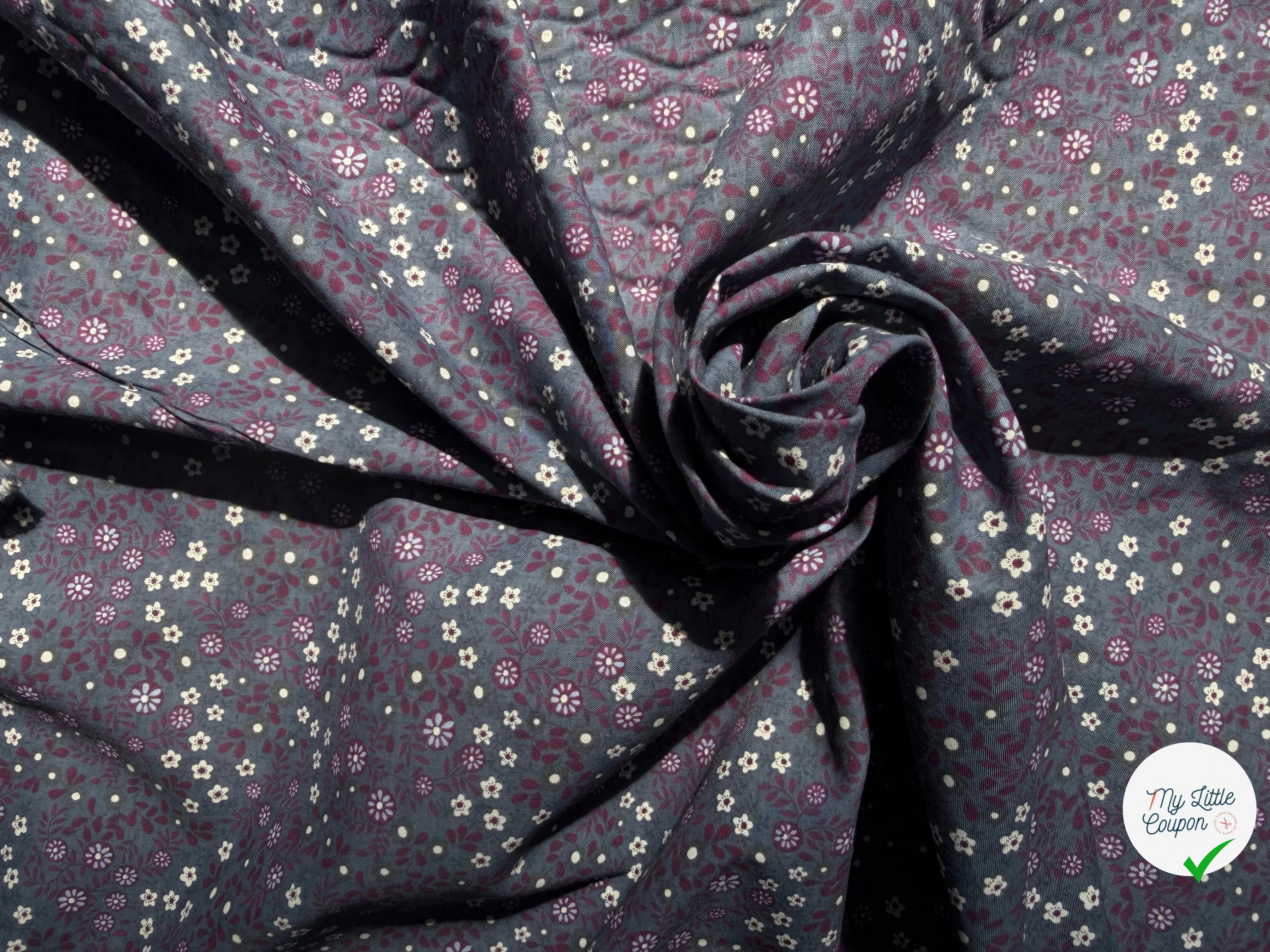 POPELINE DE COTON FOND BLEU GRIS FLEURS BORDEAUX - My Little Coupon